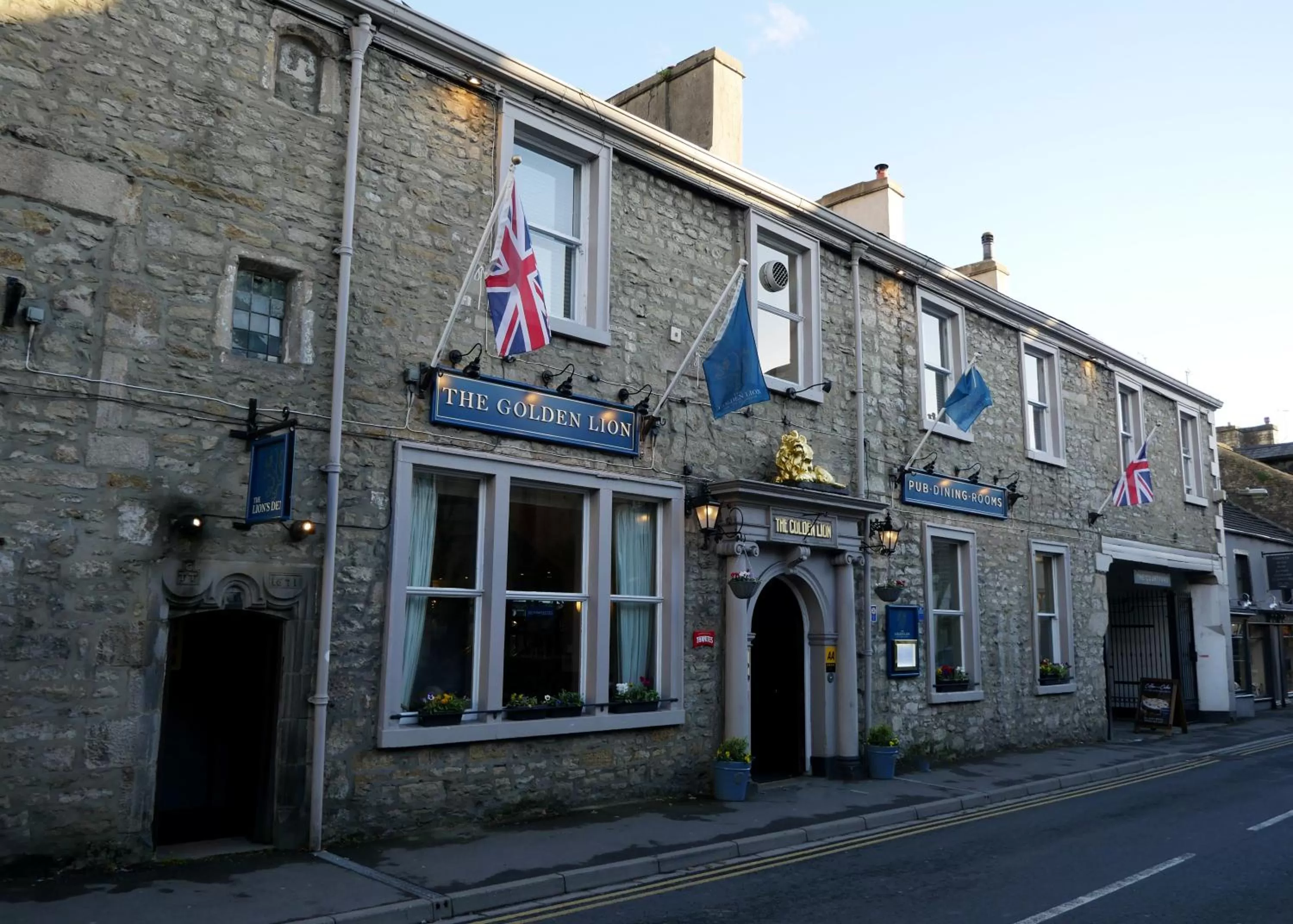 Facade/entrance in The Golden Lion at Settle