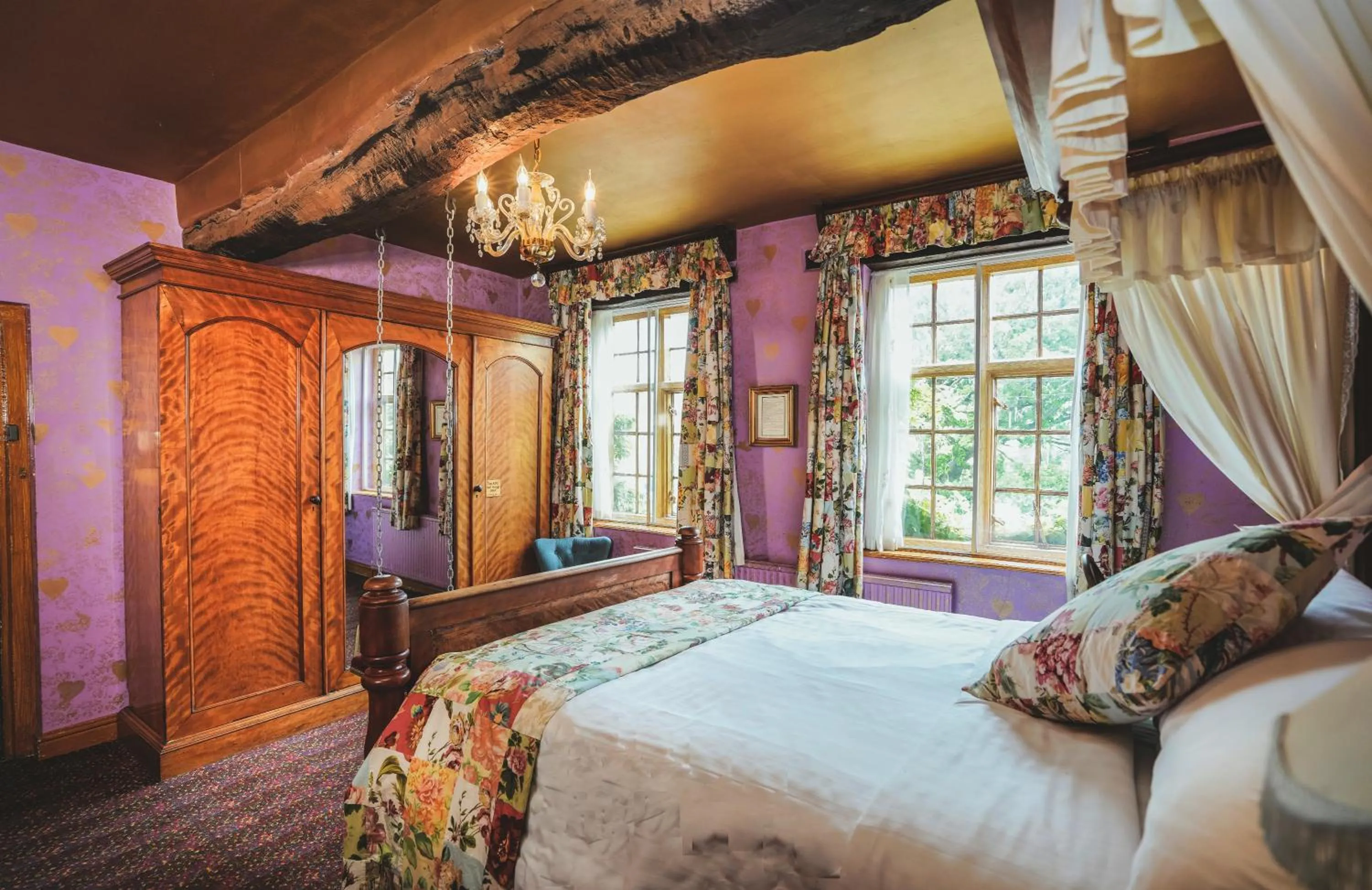 Bed in Hundred House Hotel