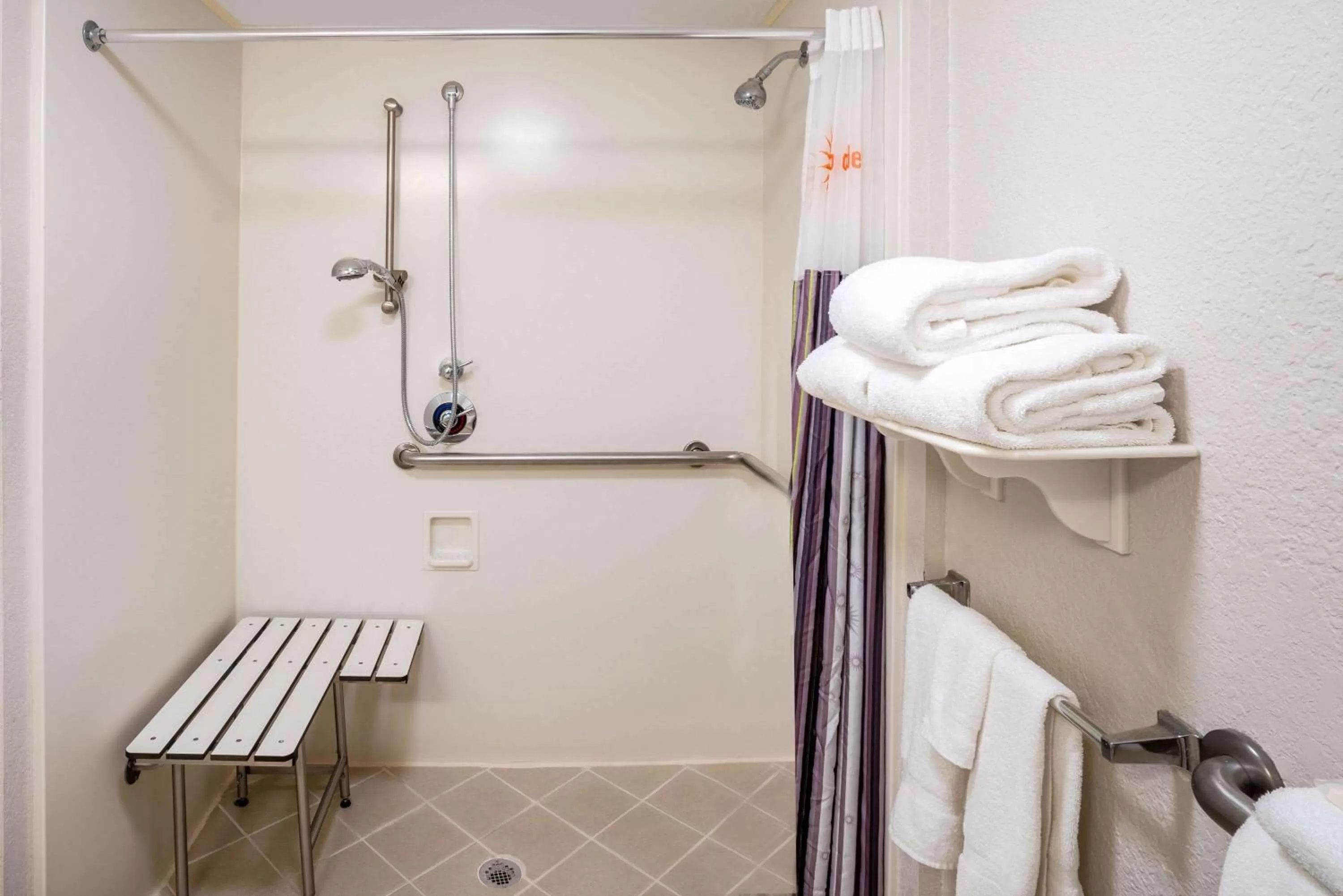 Shower in La Quinta by Wyndham Nashville Airport/Opryland