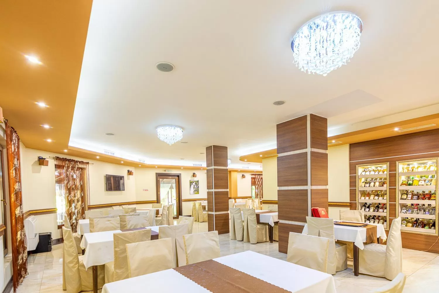 Restaurant/places to eat in Eco Hotel Momata