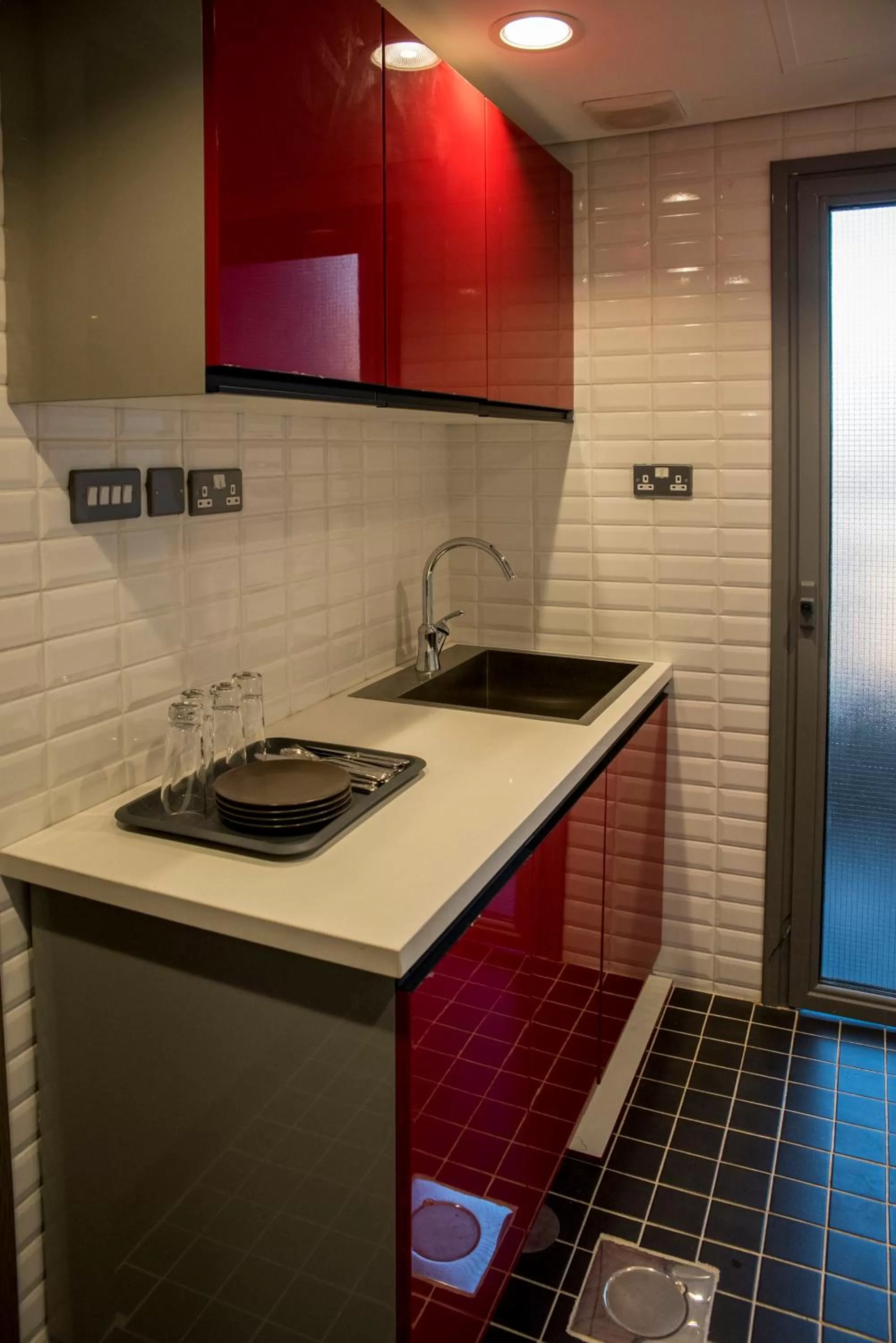 Kitchen/Kitchenette in Flowery Holiday Suites