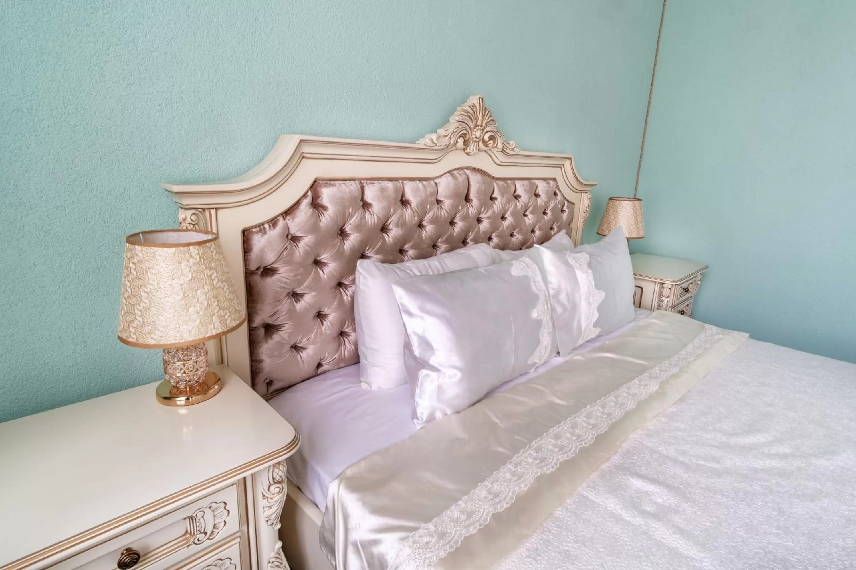 Bed in JMR Royal -Luxury Rooms & Private Sauna