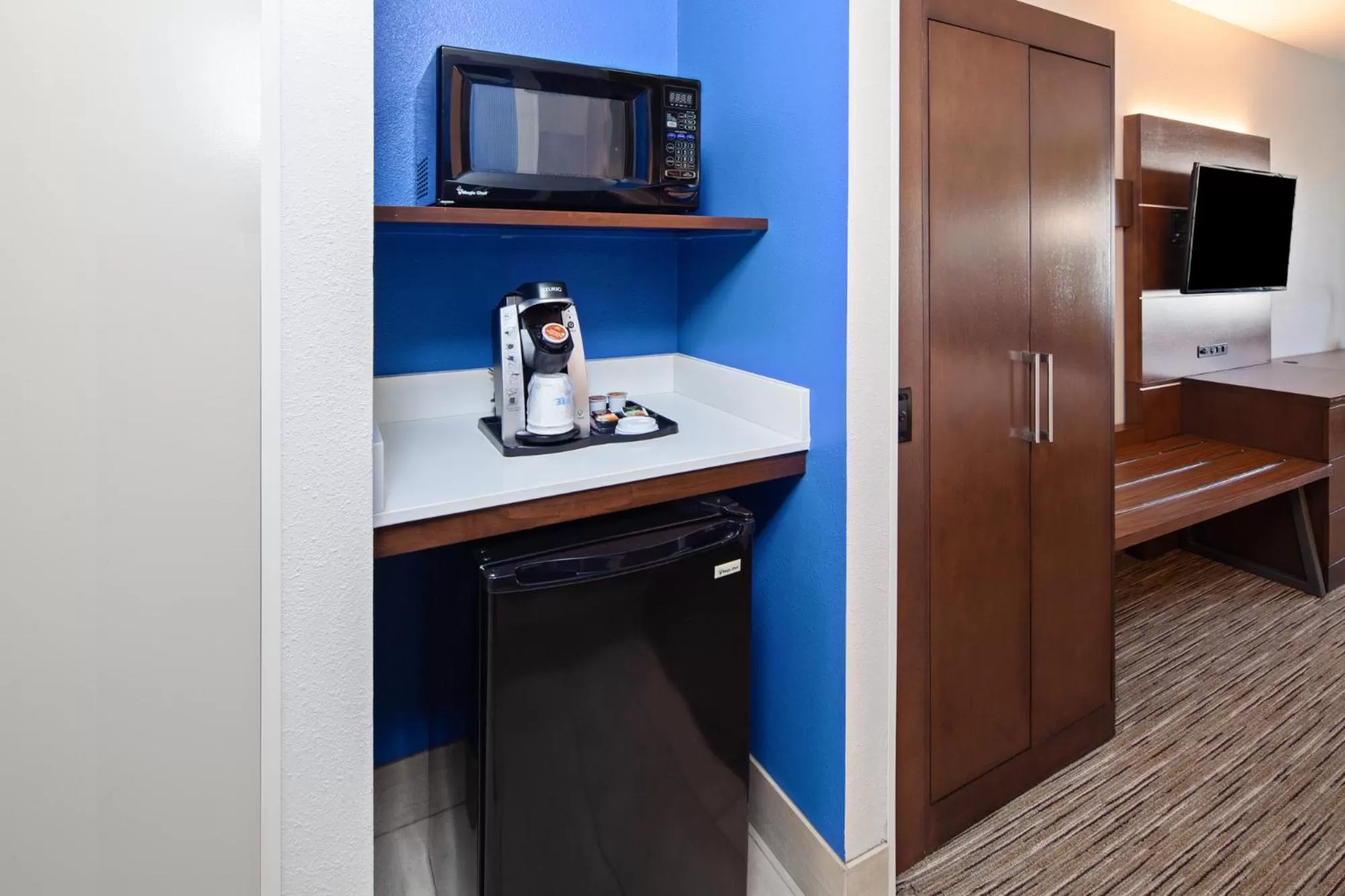 Coffee/tea facilities, Bed in Holiday Inn Express & Suites Rancho Mirage - Palm Spgs Area by IHG