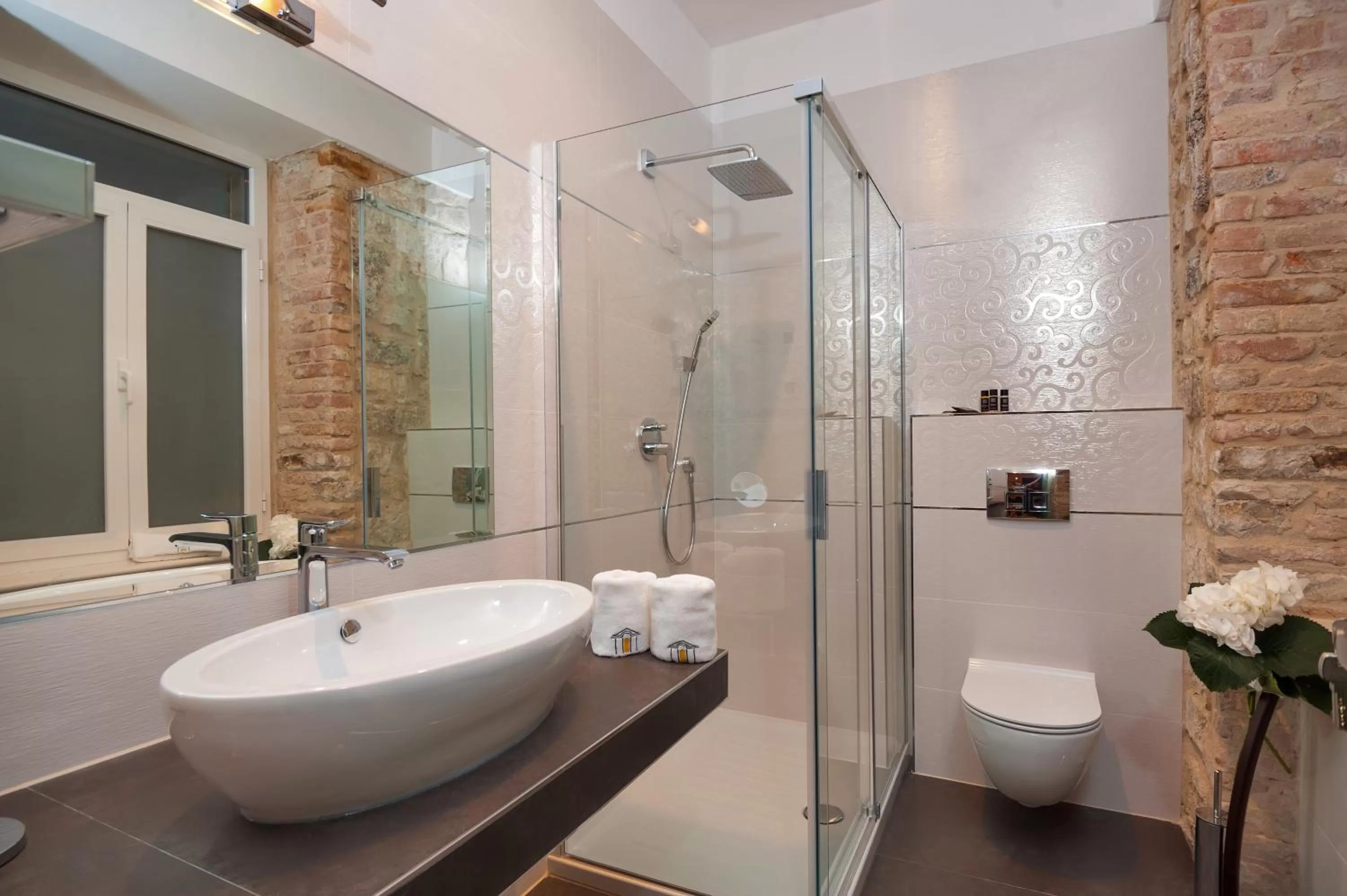 Shower in Heritage Hotel Antique Split
