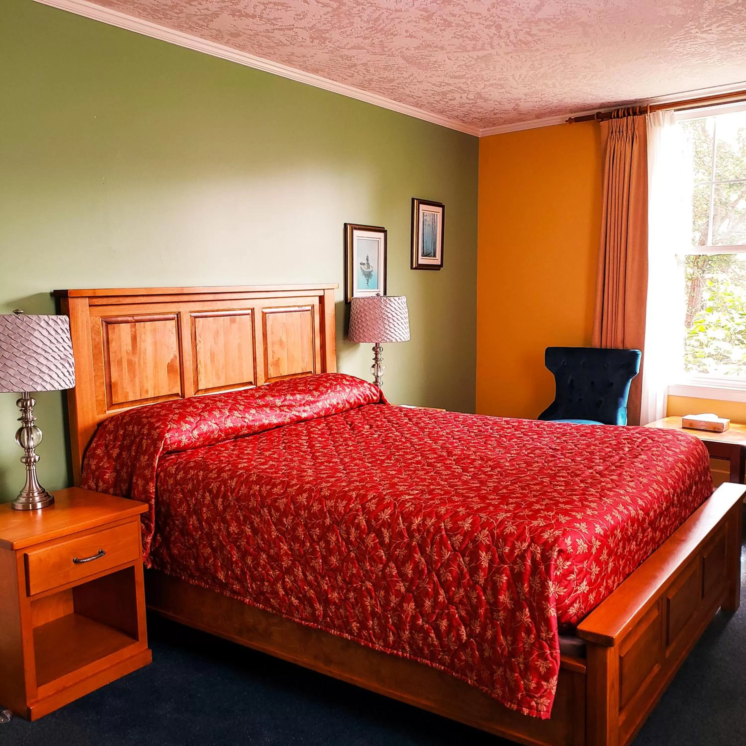Bed in James Bay Inn Hotel, Suites & Cottage