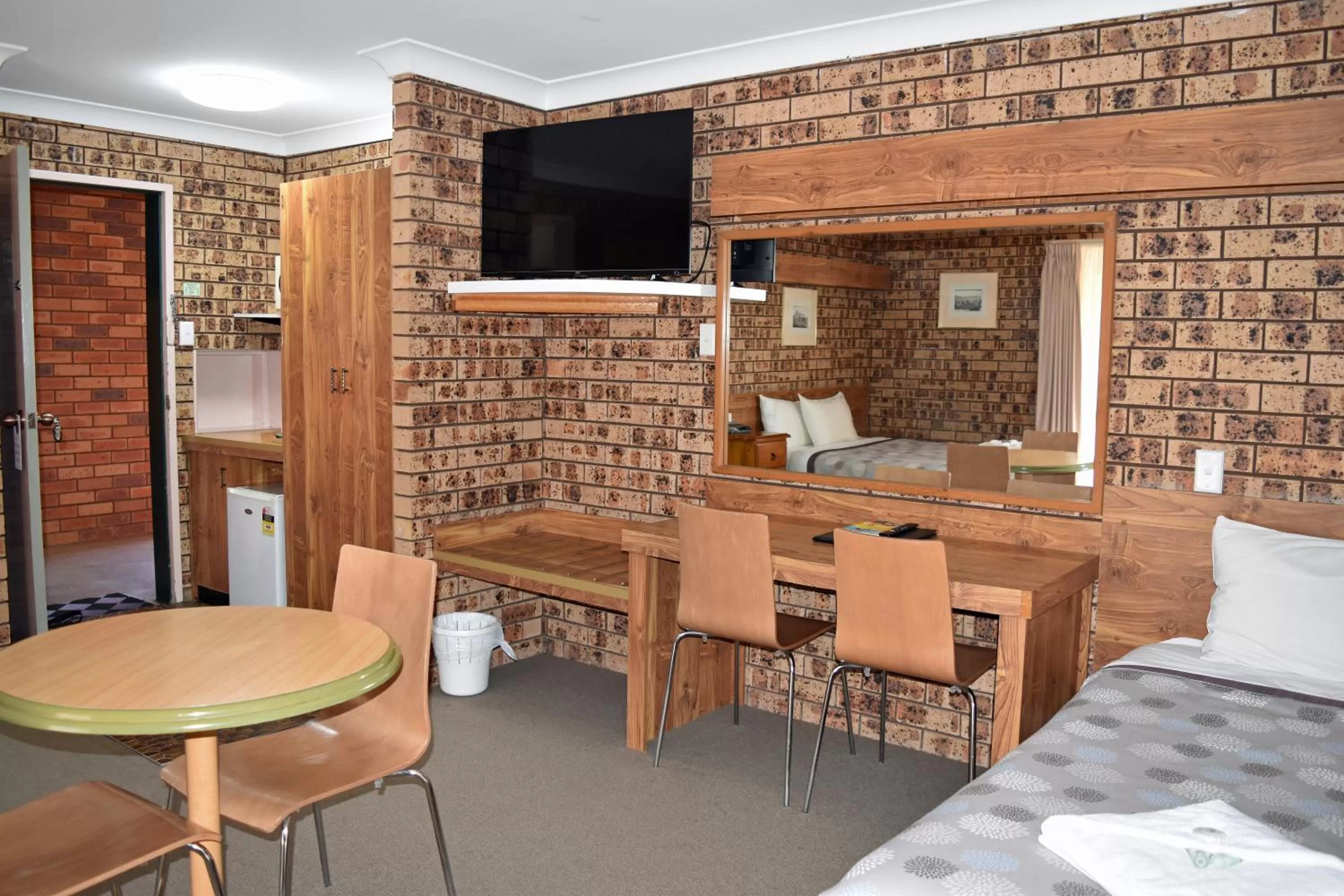 Ten Dollar Town Motel