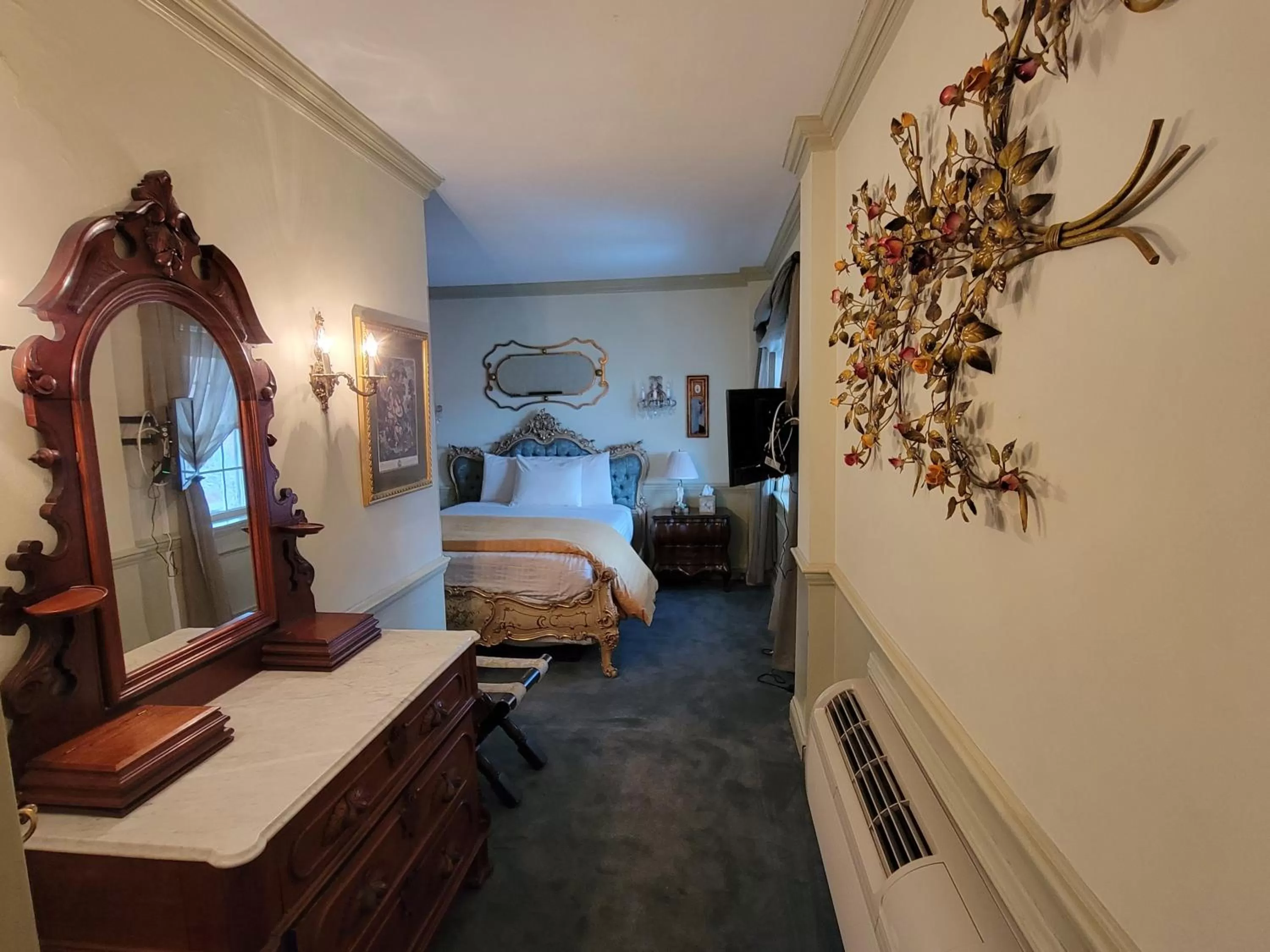 Decorative detail, Bed in Lowell Inn