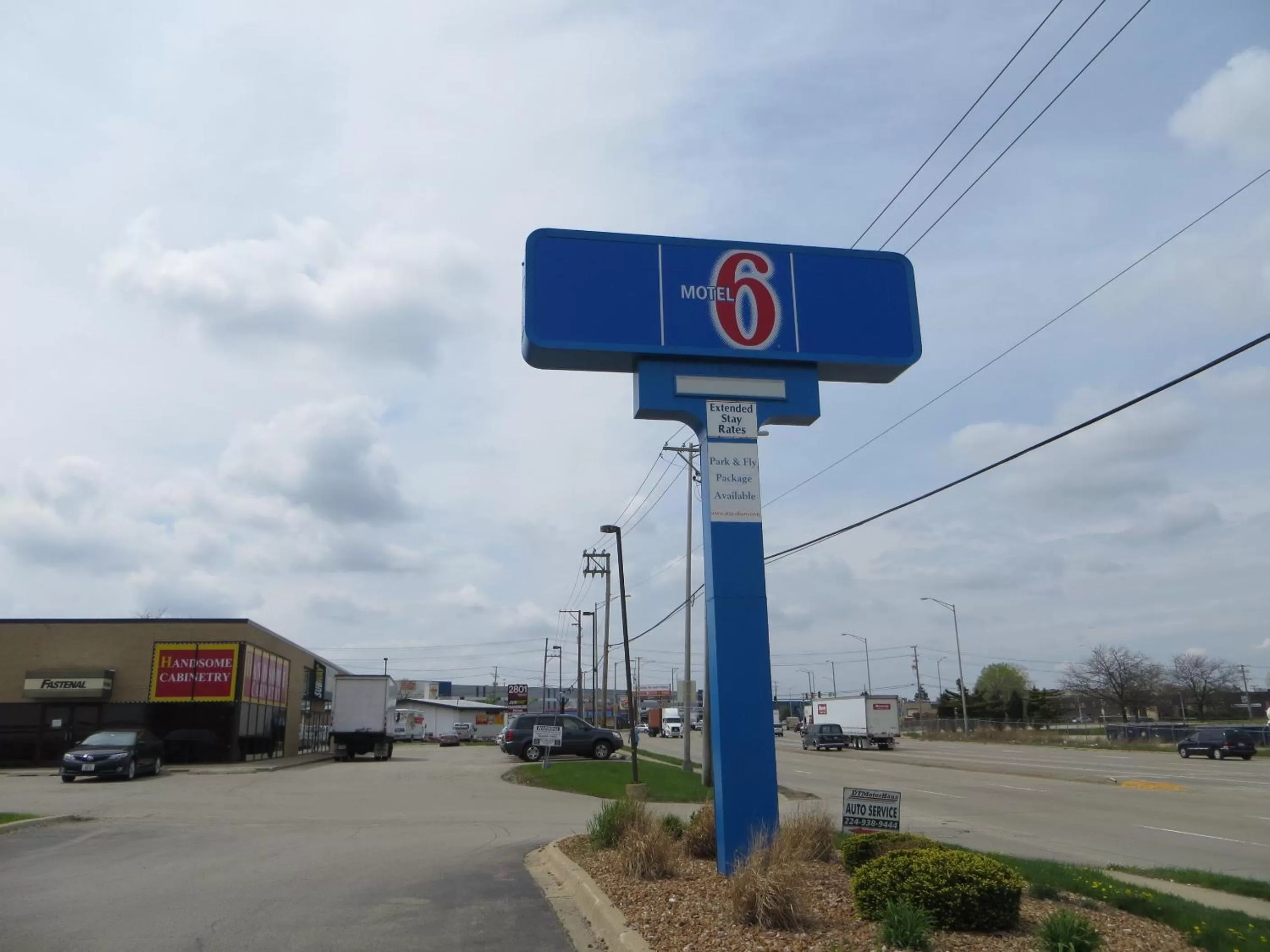 Property building in Motel 6-Elk Grove Village, IL - O'Hare