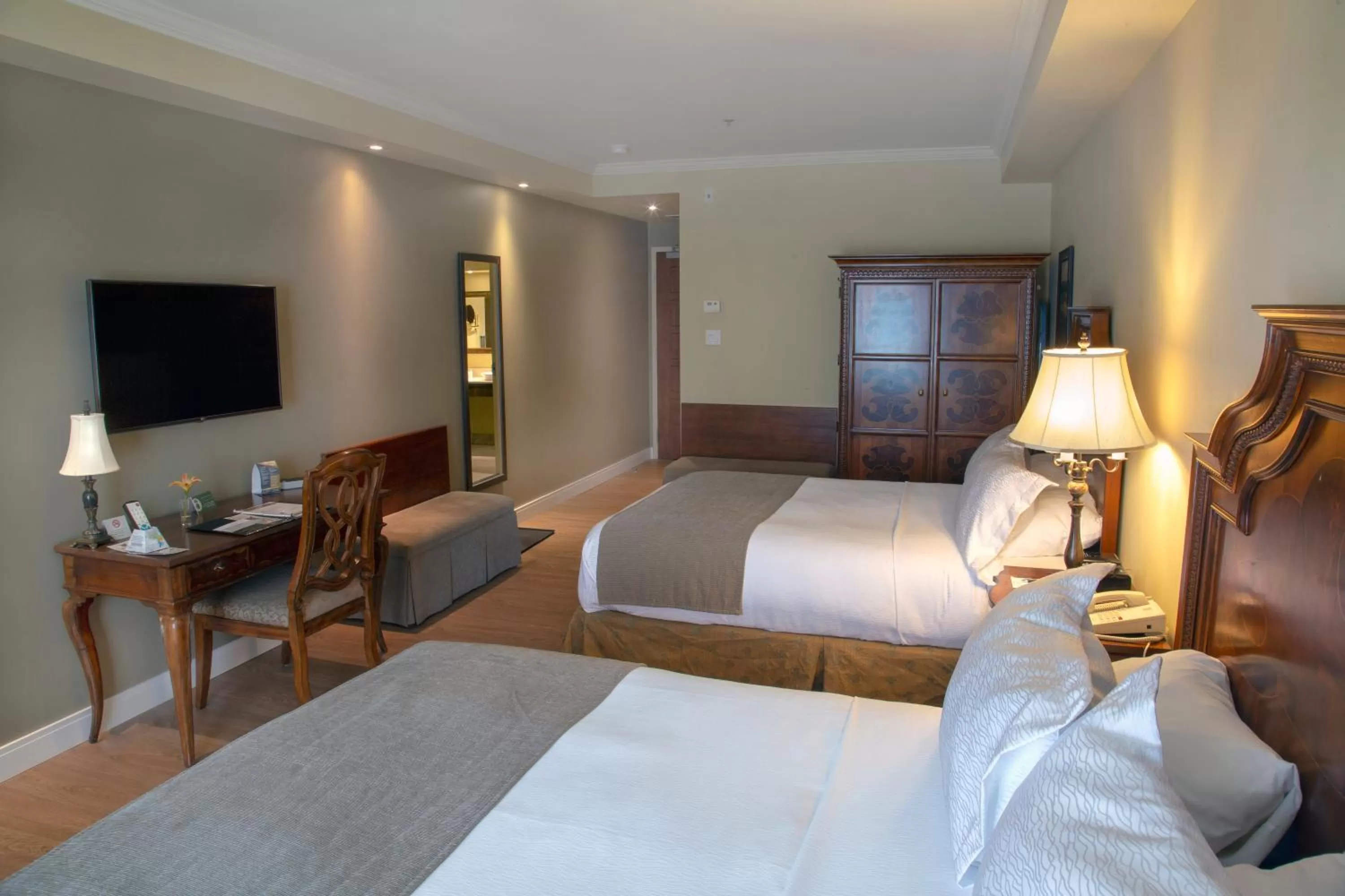 Photo of the whole room, Bed in Hotel Brossard