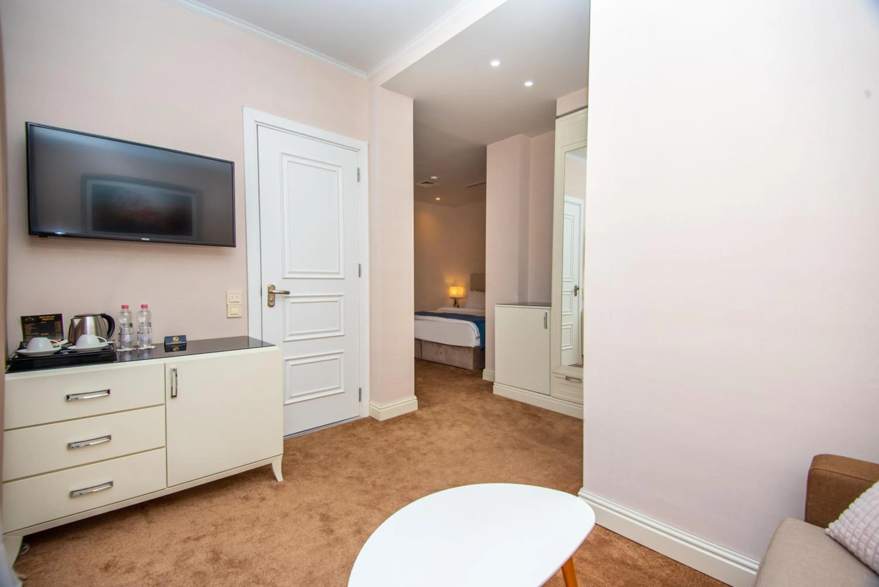 Photo of the whole room, Bed in City Avenue Hotel