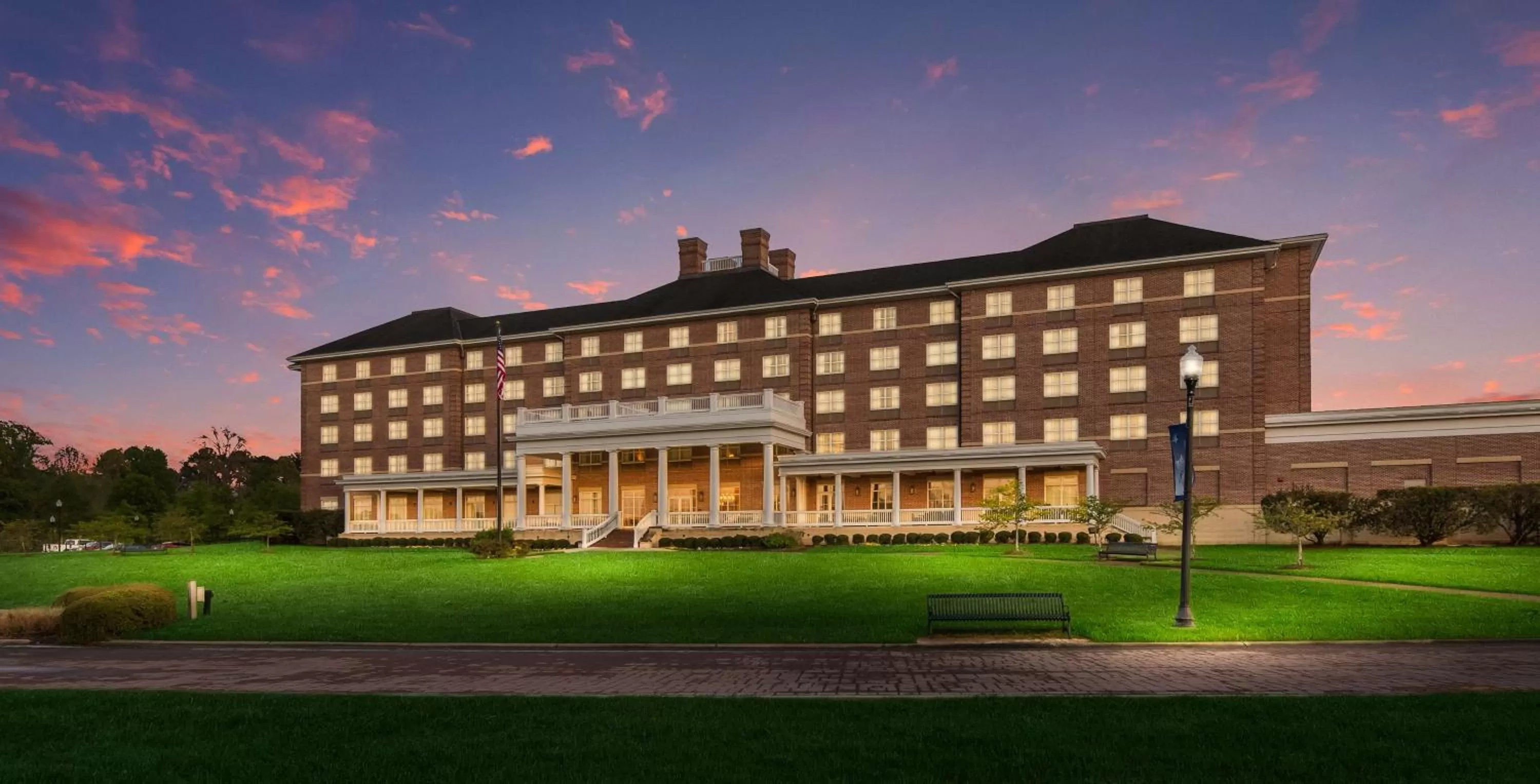 Property building in Hilton Garden Inn Suffolk Riverfront