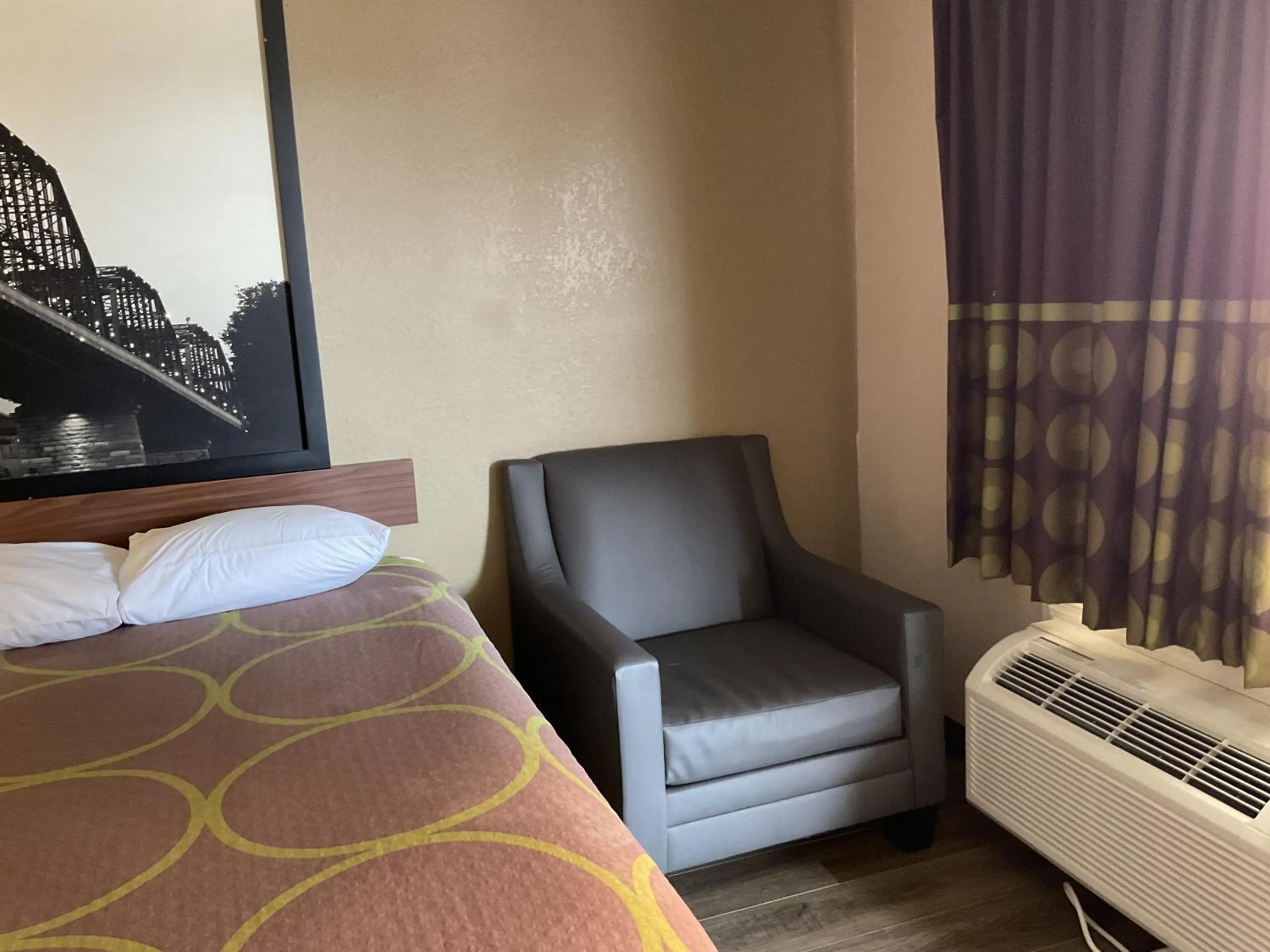 Seating area, Bed in Super 8 by Wyndham Chattanooga/East Ridge