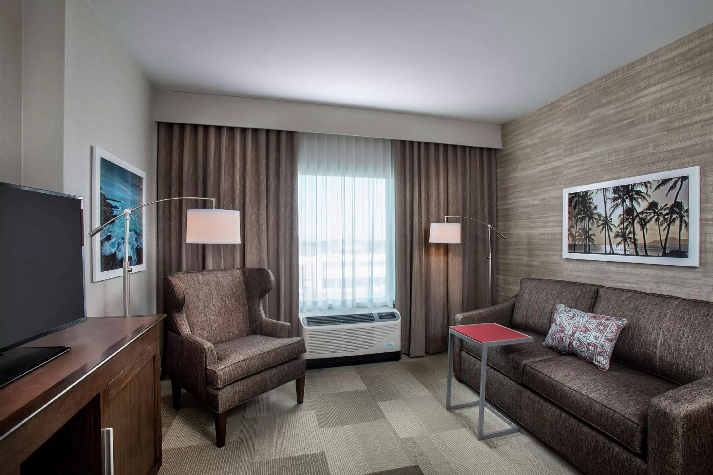 TV and multimedia in Hampton Inn & Suites Oahu Kapolei - FREE Parking - No Resort Fee