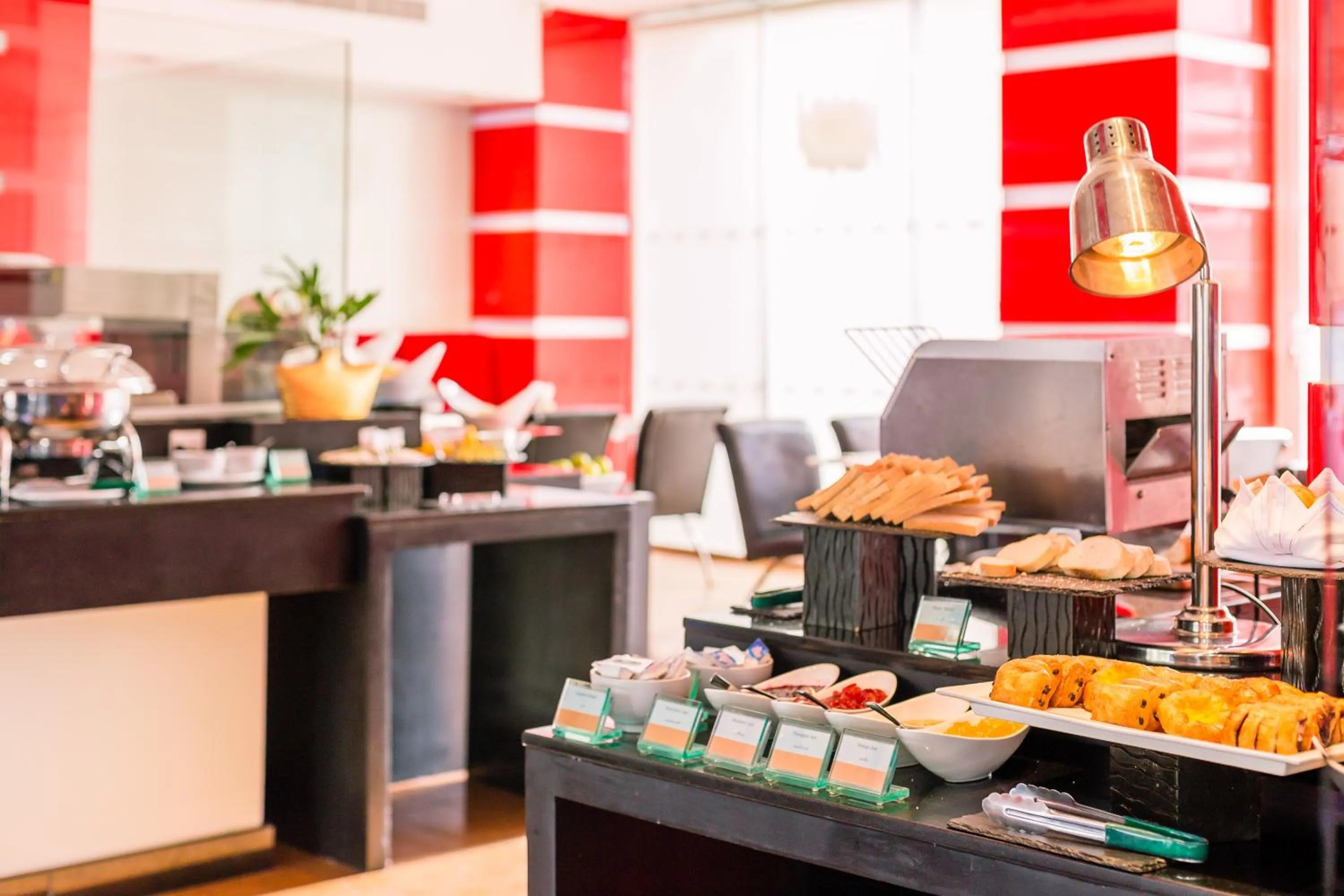 Restaurant/places to eat in Nova Platinum Hotel