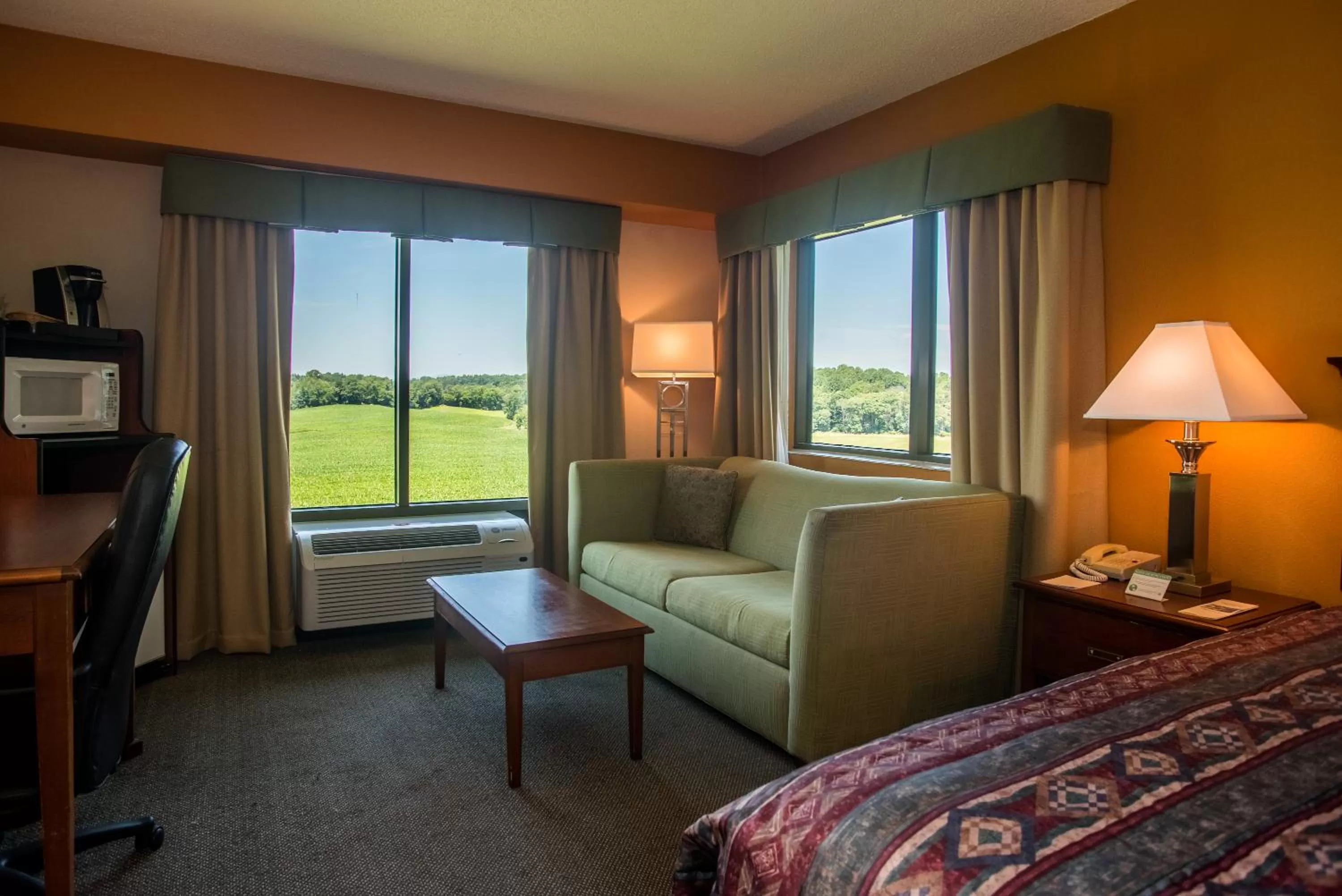 King Room with Mountain View - Non-Smoking in Round Hill Inn