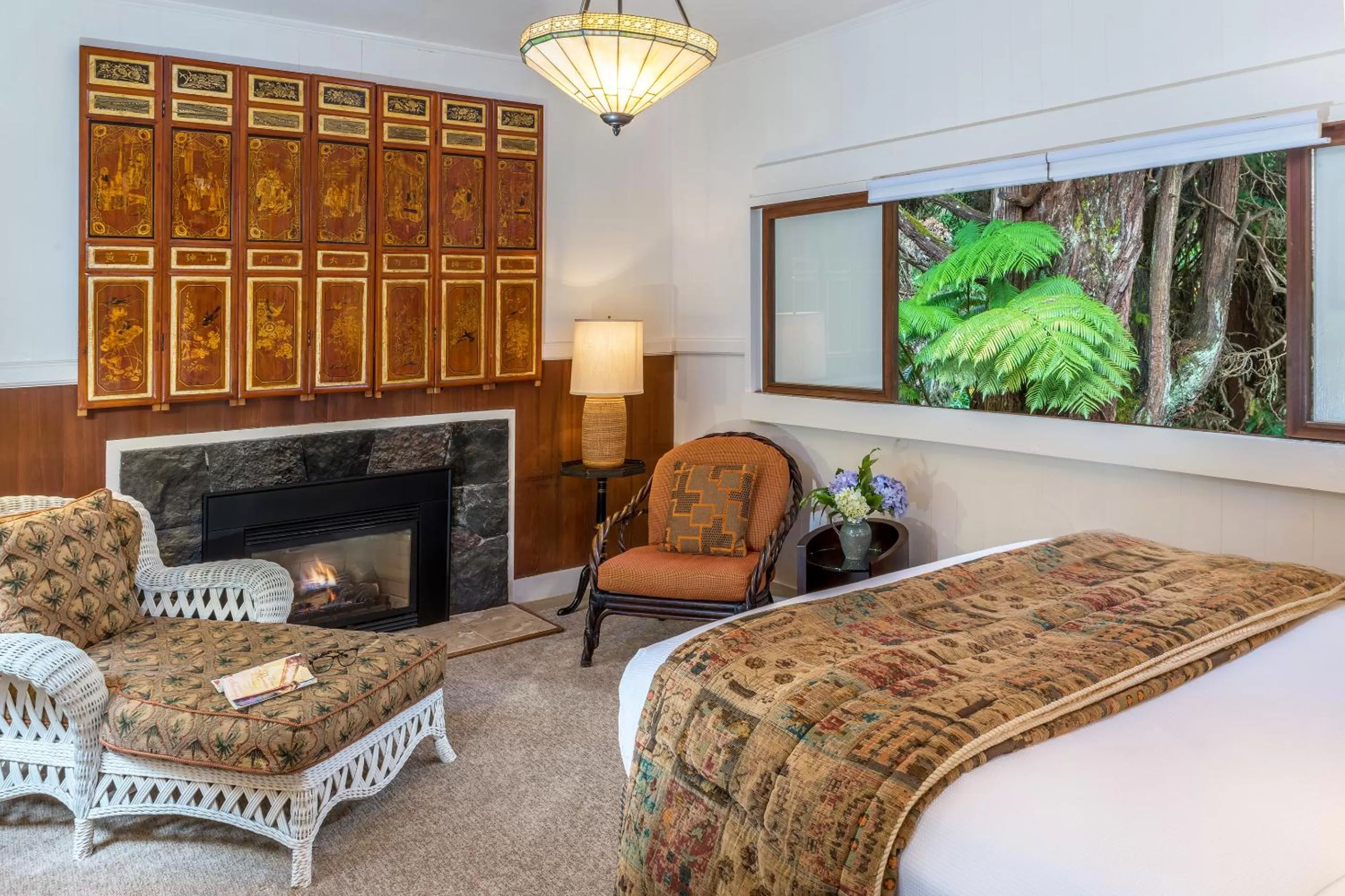 Bed, Seating Area in Volcano Village Estates