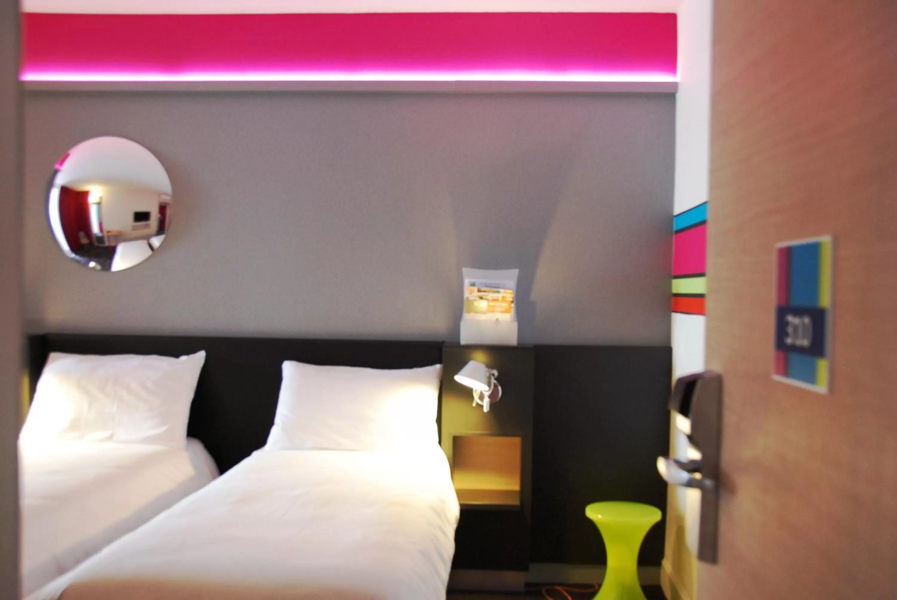 Photo of the whole room, Bed in ibis Styles Roanne Centre Gare