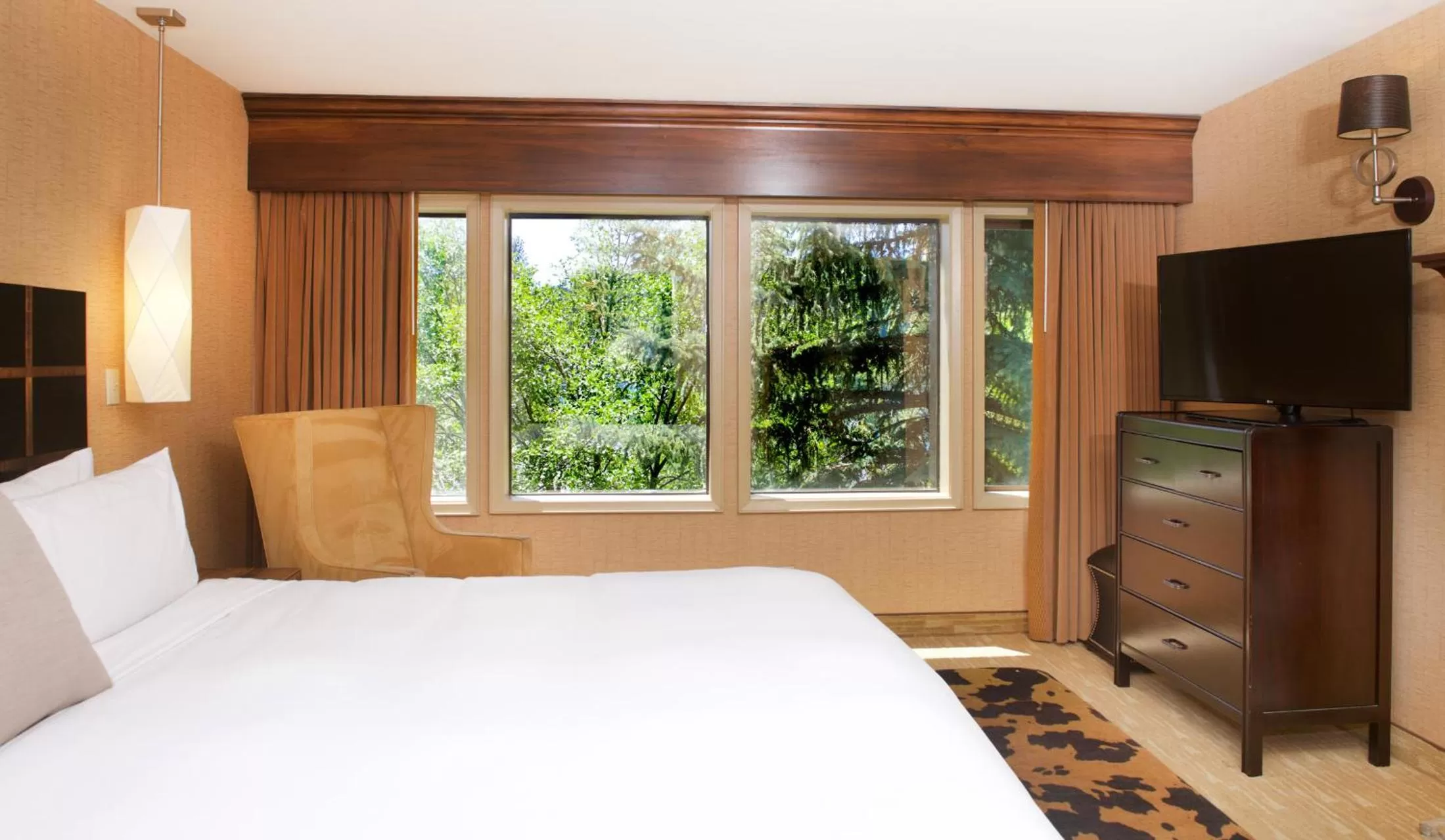 Bedroom, Bed in Lake Arrowhead Resort & Spa