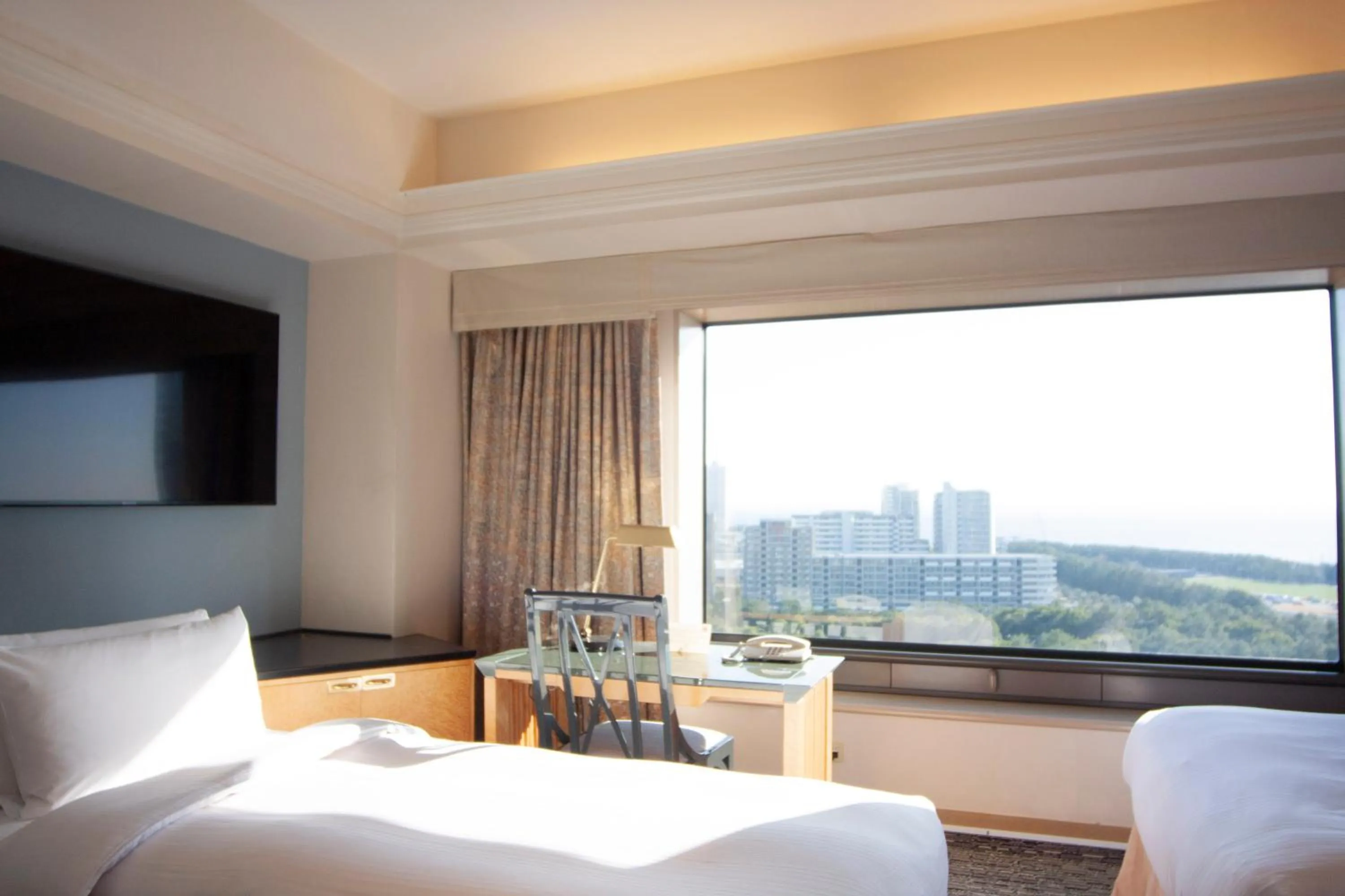 Photo of the whole room, Bed in Hotel New Otani Makuhari