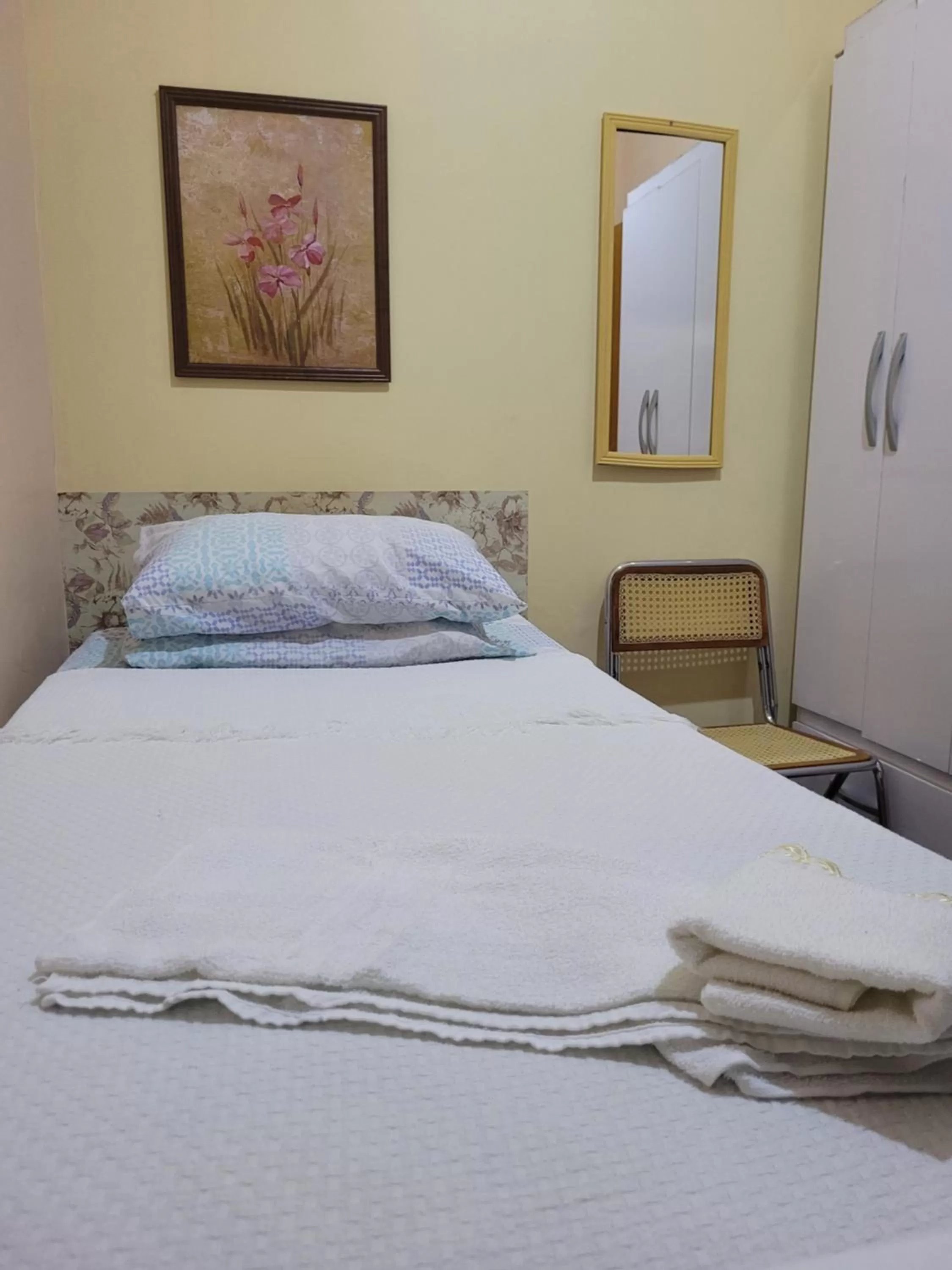 Bedroom, Bed in KzaZendf Cama e Cafe Asa Sul