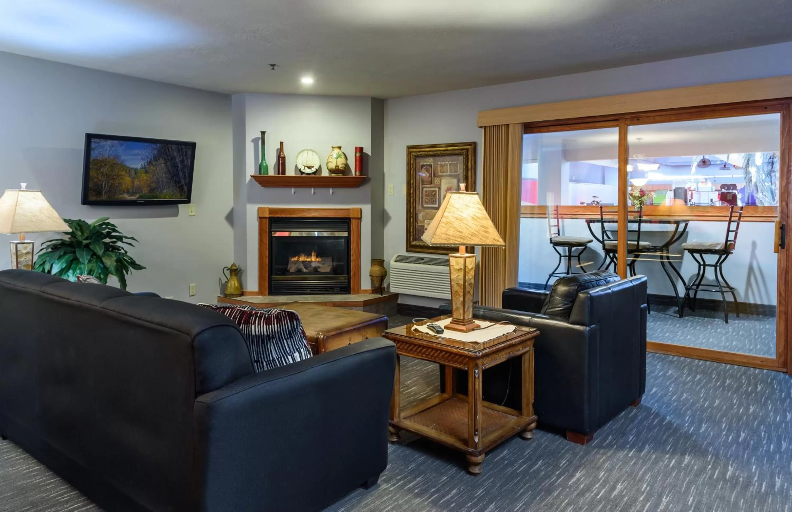 Living room in Ramada by Wyndham Sioux Falls Airport - Waterpark Resort & Event Center