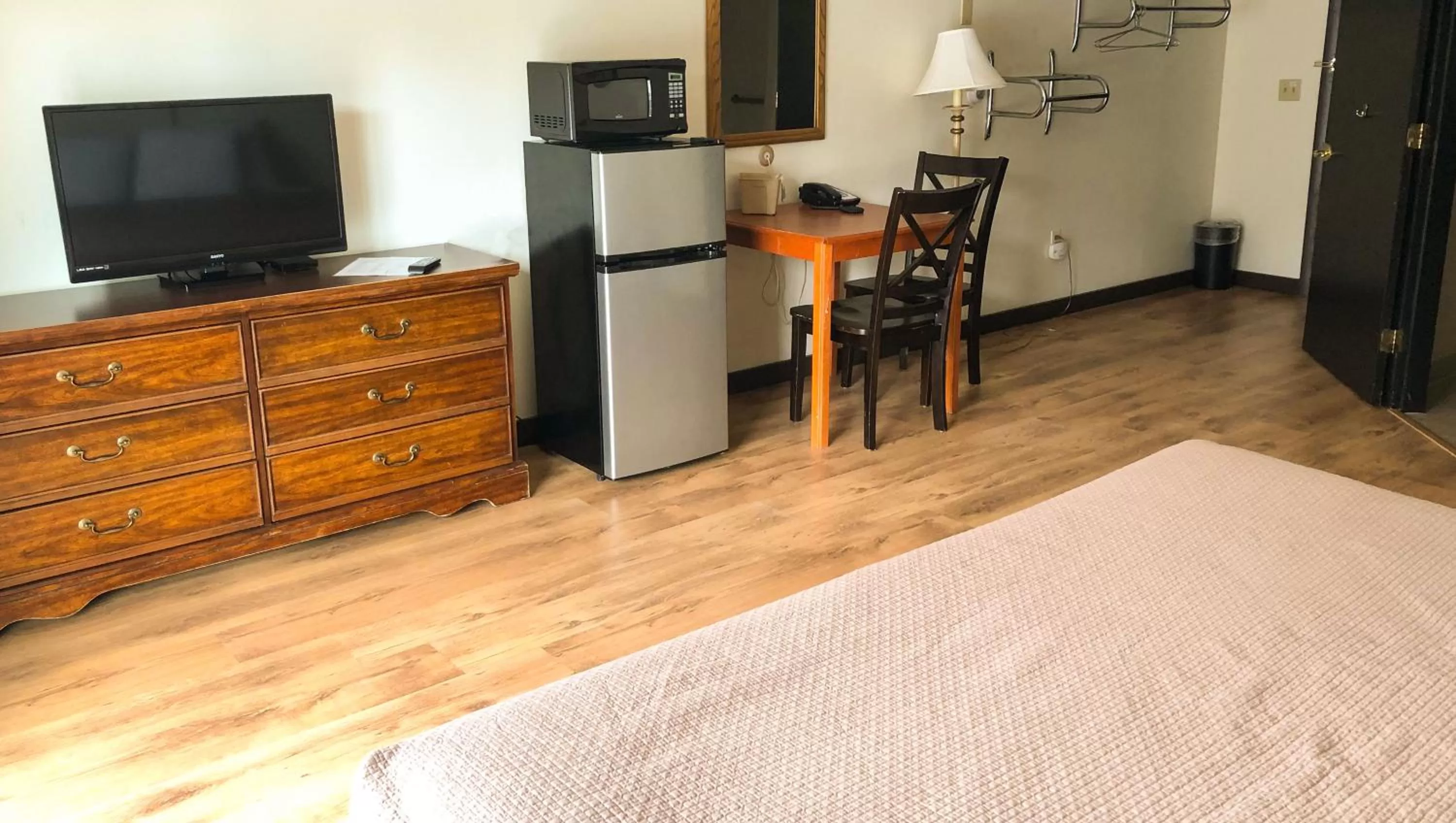 Photo of the whole room, Bed in Colonial Inn Ellsworth