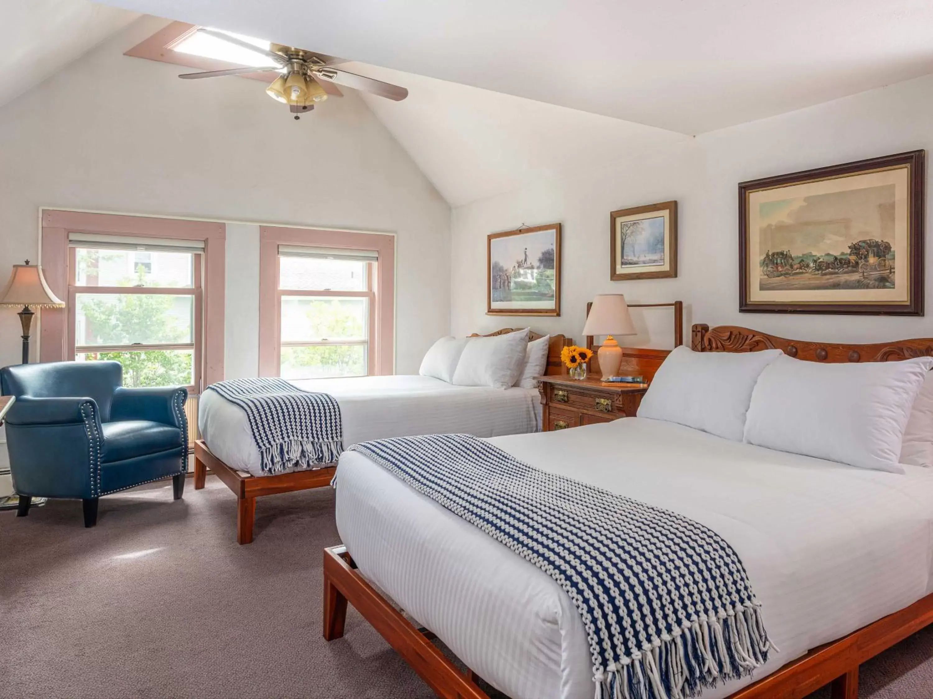 Deluxe Double Room in Old Stagecoach Inn Deluxe Double Room in Old Stagecoach Inn