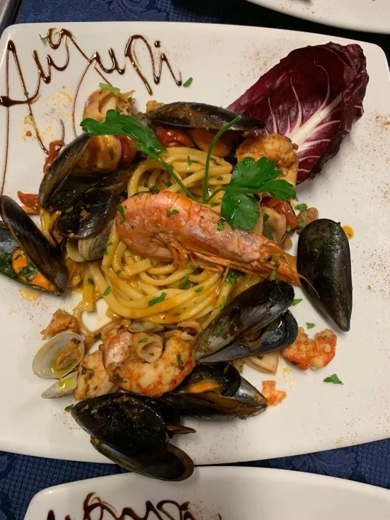 Lunch, Food in Hotel Carillon