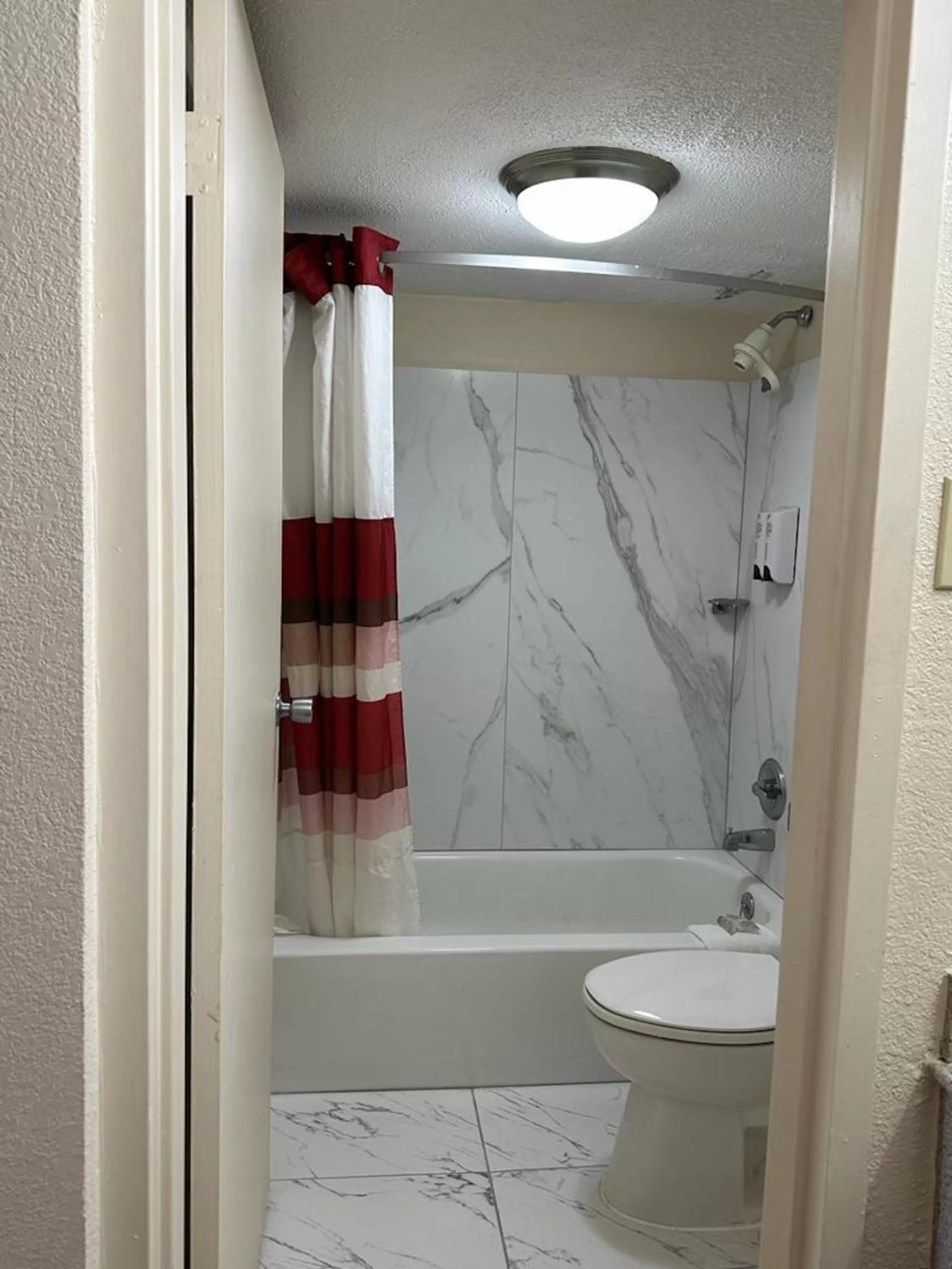 Bathroom in Red Roof Inn Fredericksburg South