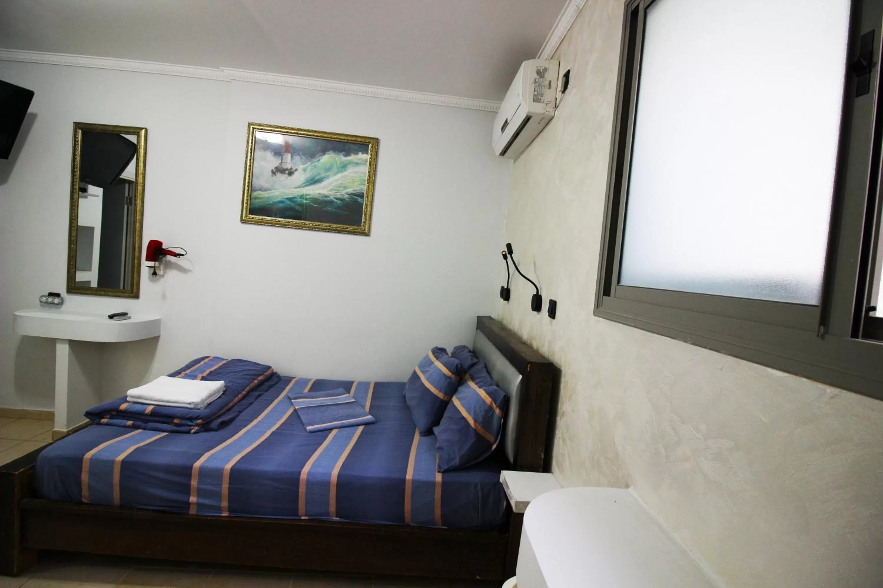 Living room, Bed in Sunset Inn