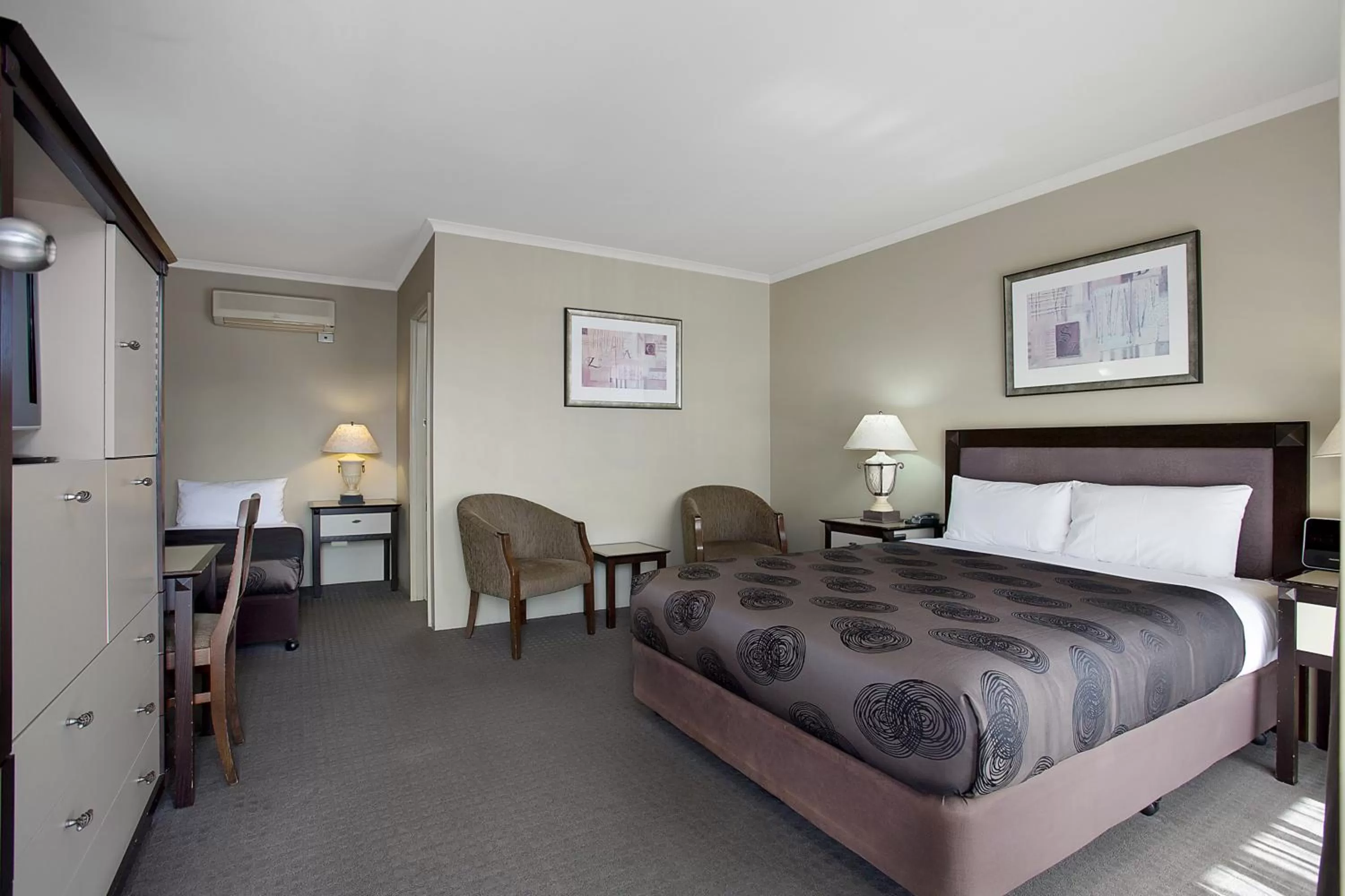 Bed in Comfort Inn On Raglan