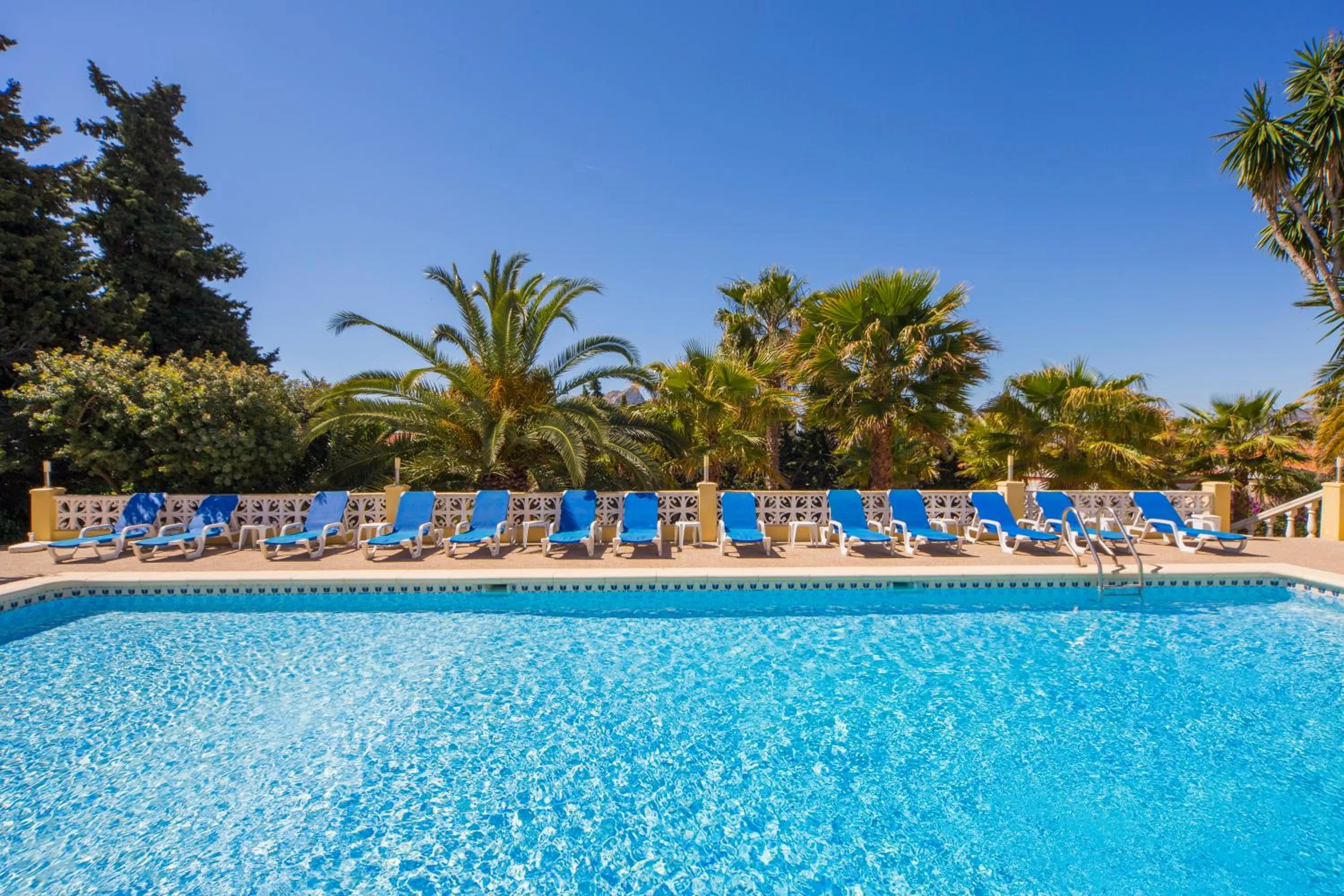 Swimming pool in Aparthotel Carrio Sol - Monty´s