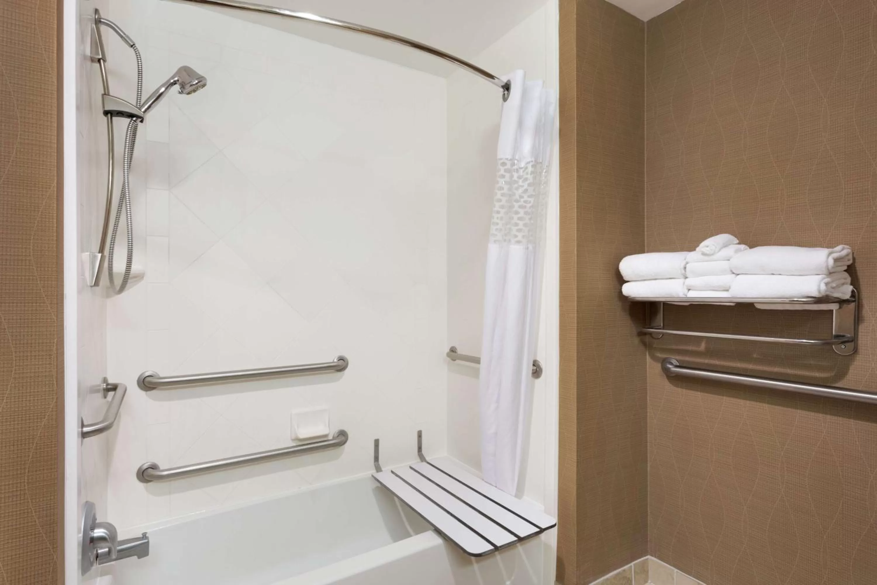 Bathroom in Hampton Inn & Suites Birmingham Airport Area