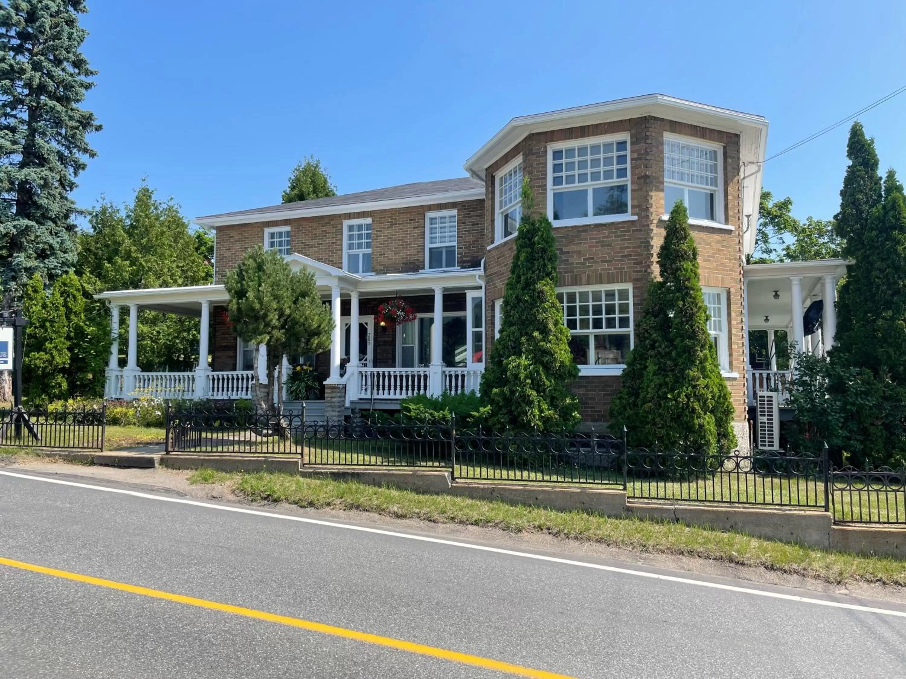 Property Building in Hôtel Le Rustique