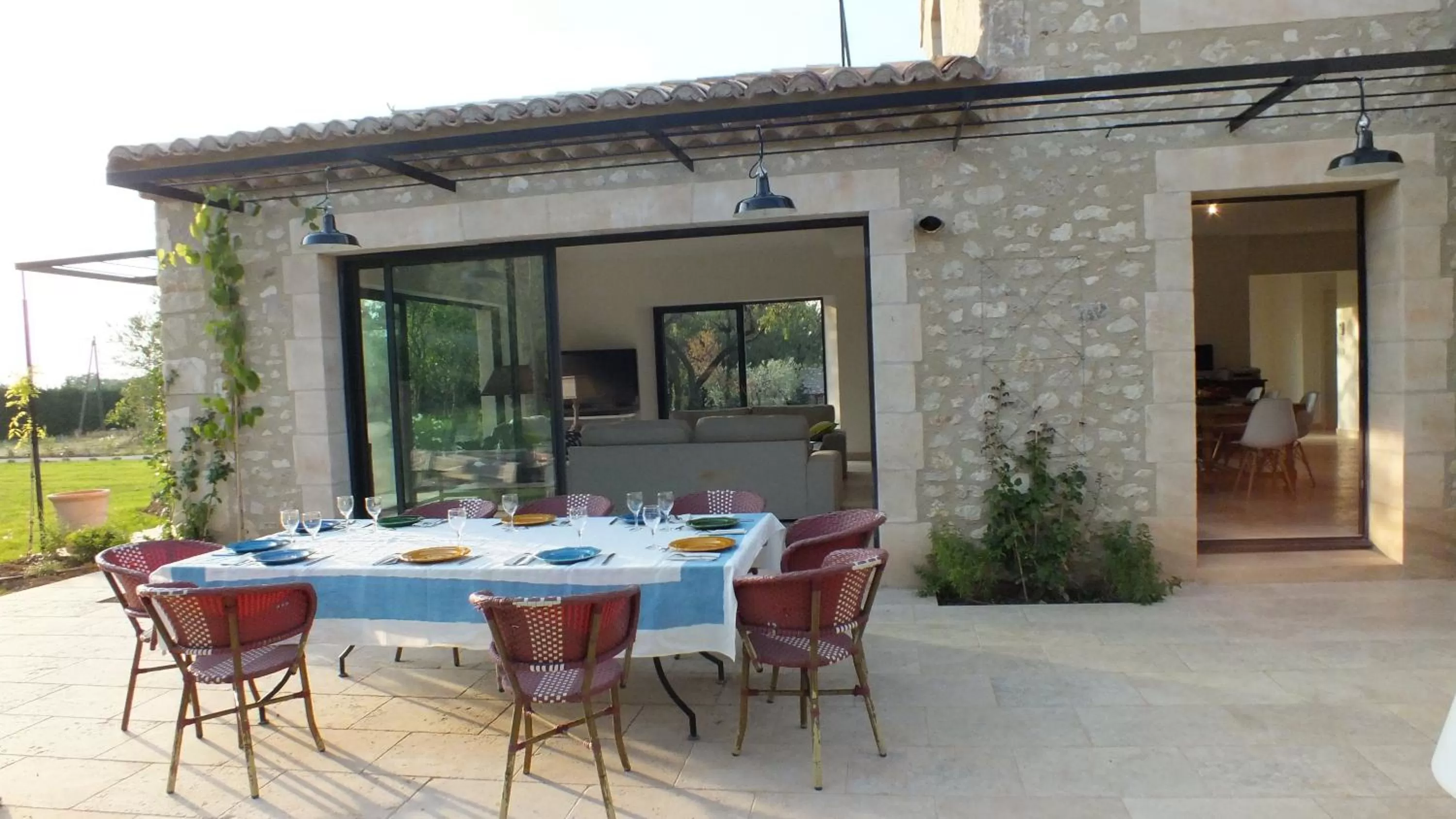 Restaurant/Places to Eat in Mas Notre Dame