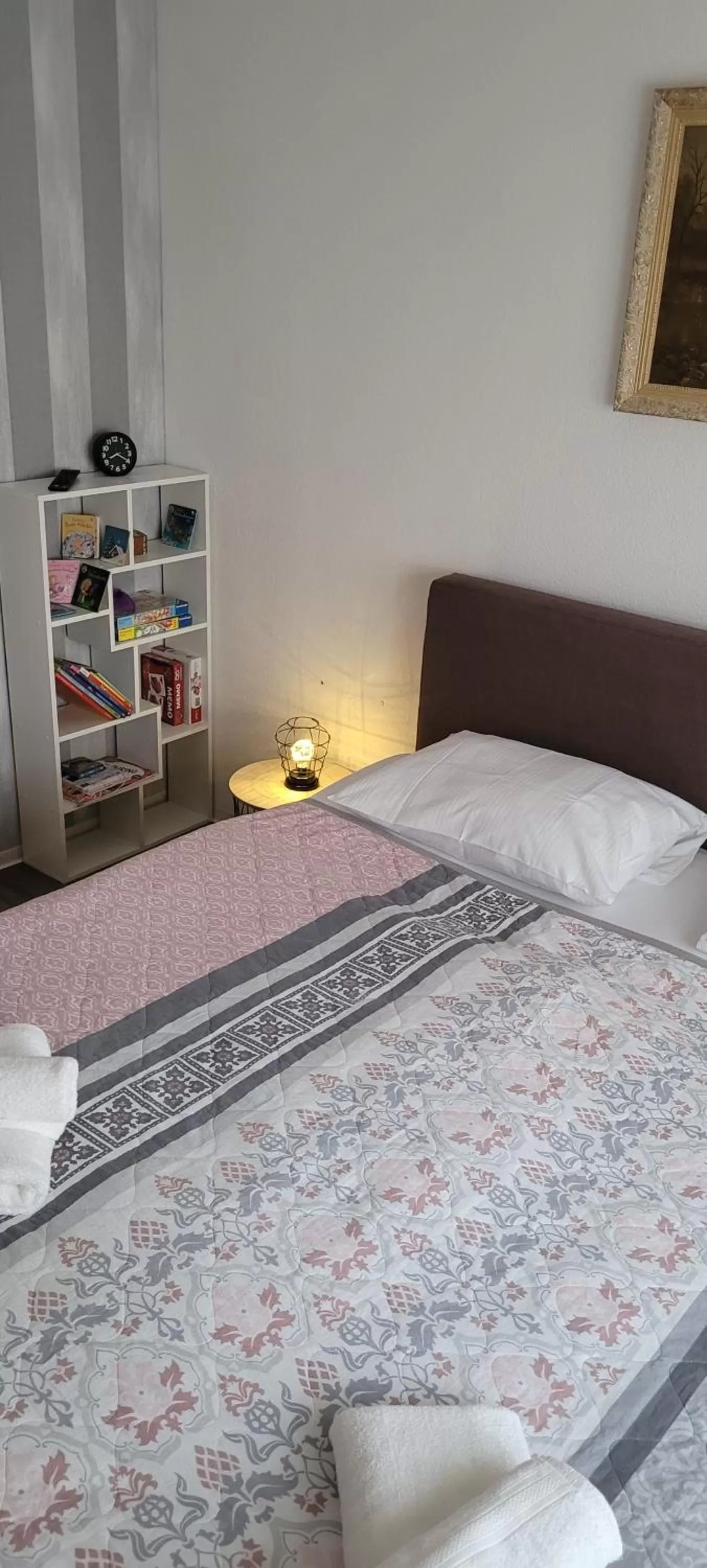 Bedroom, Bed in King Panorama mit Netflix