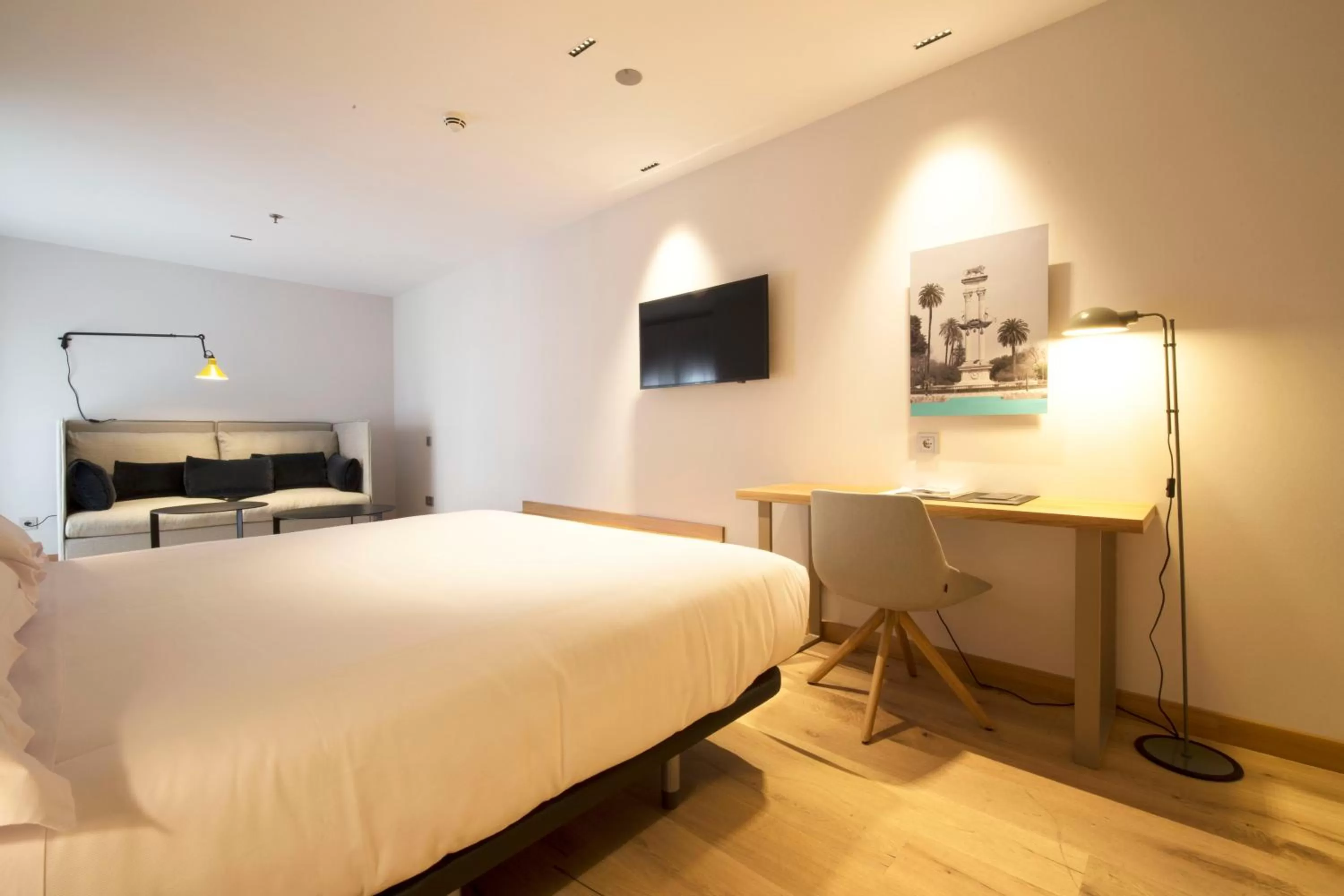 Photo of the whole room, Bed in Zenit Sevilla