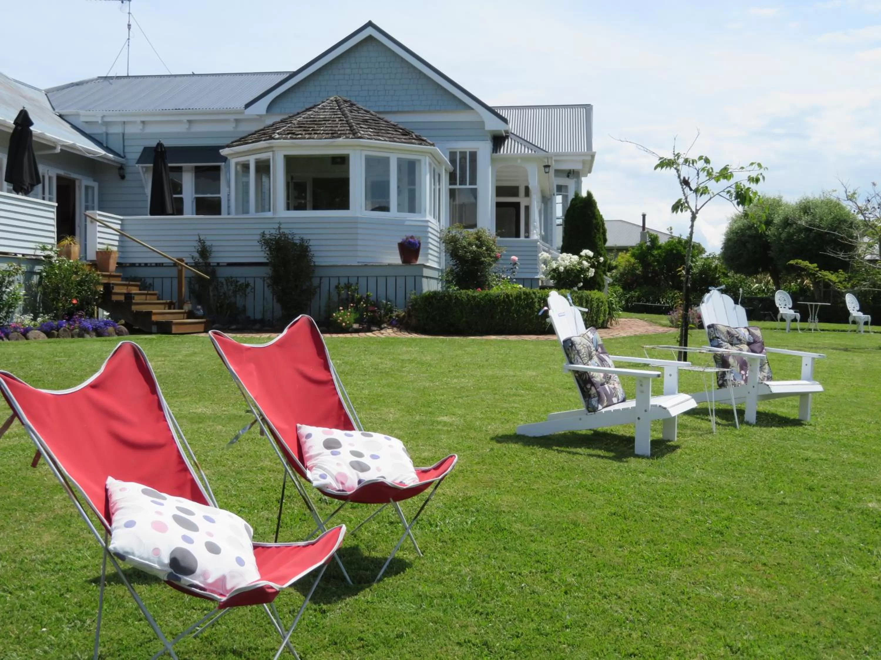 Garden, Property Building in Cotswold Cottage Bed and Breakfast