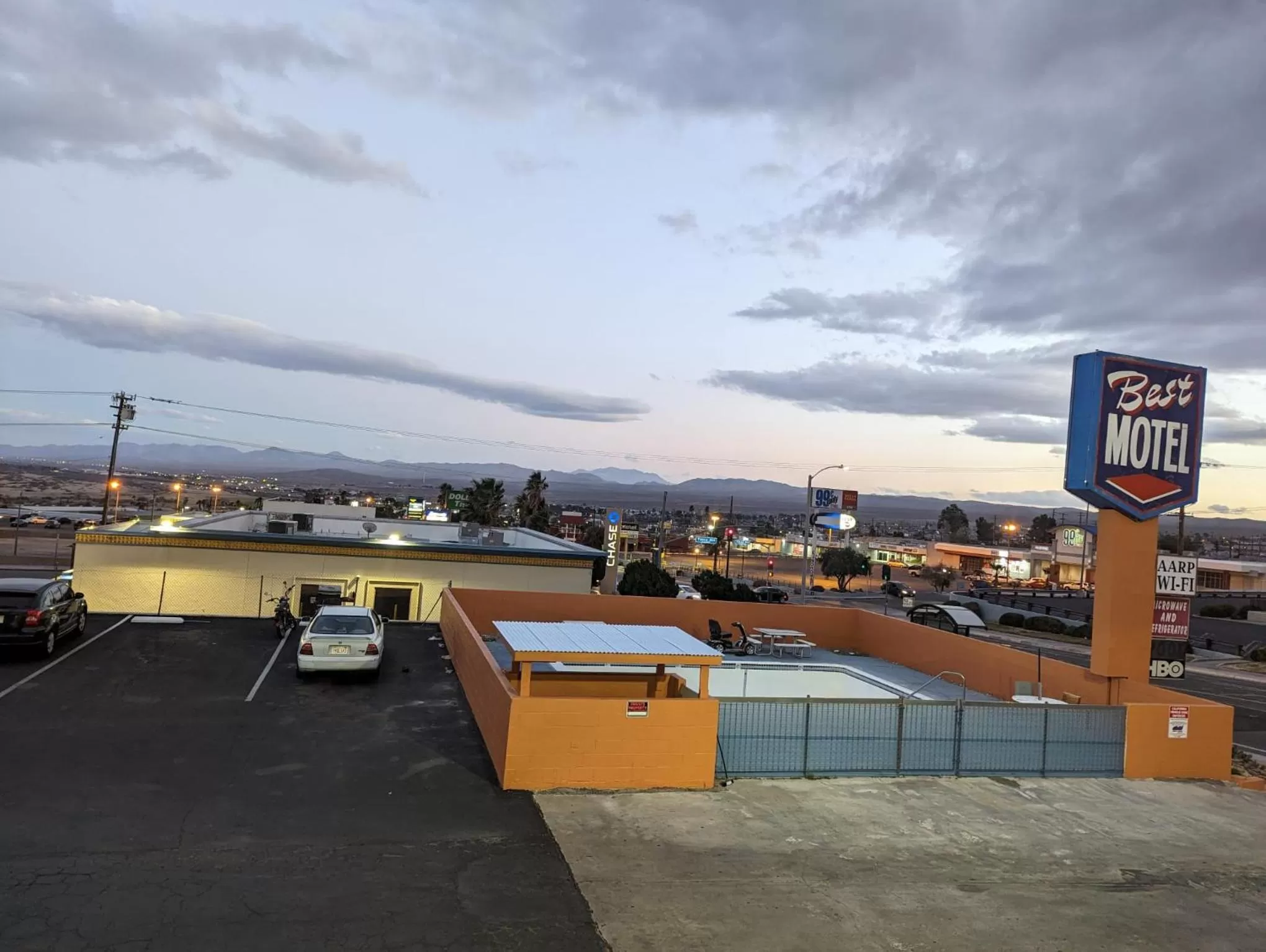 Night in BEST MOTEL on Historic Route 66, Barstow