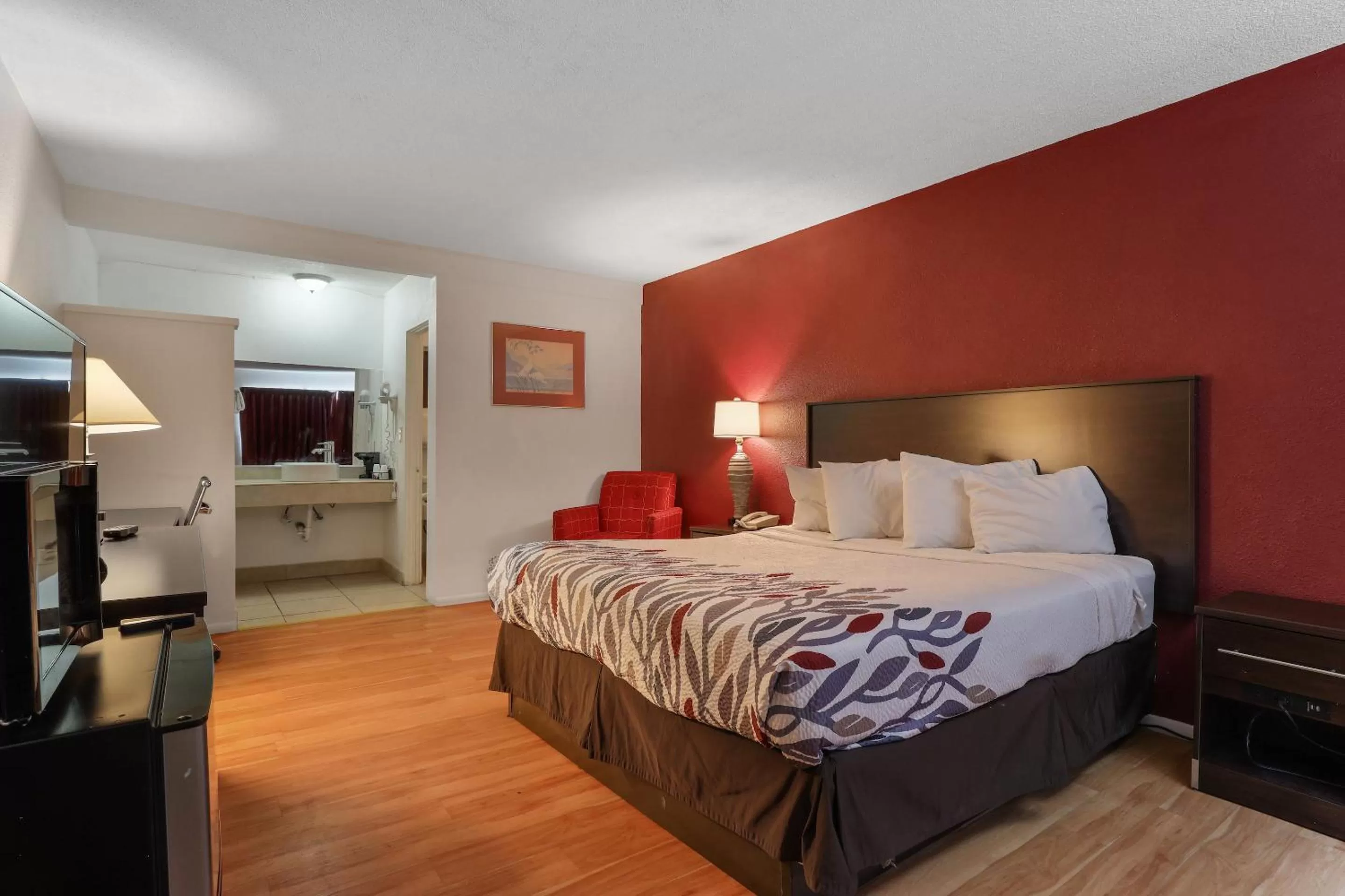 Bedroom, Bed in Red Roof Inn Needles