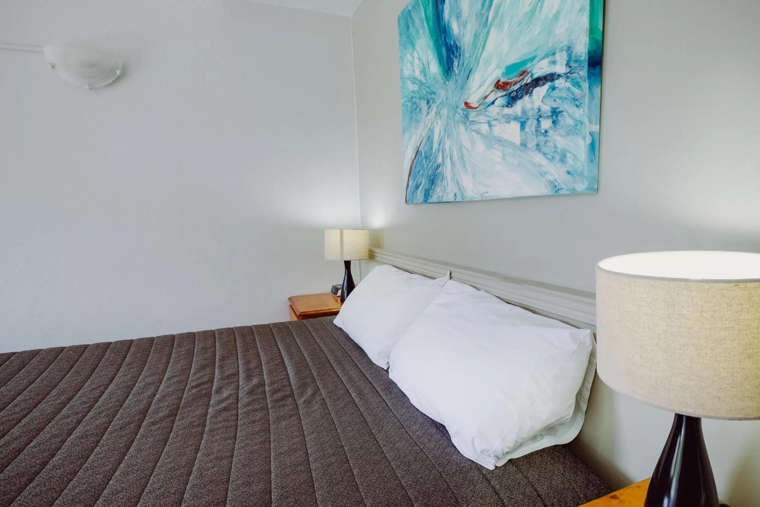 Bed in Artesian Spa Motel