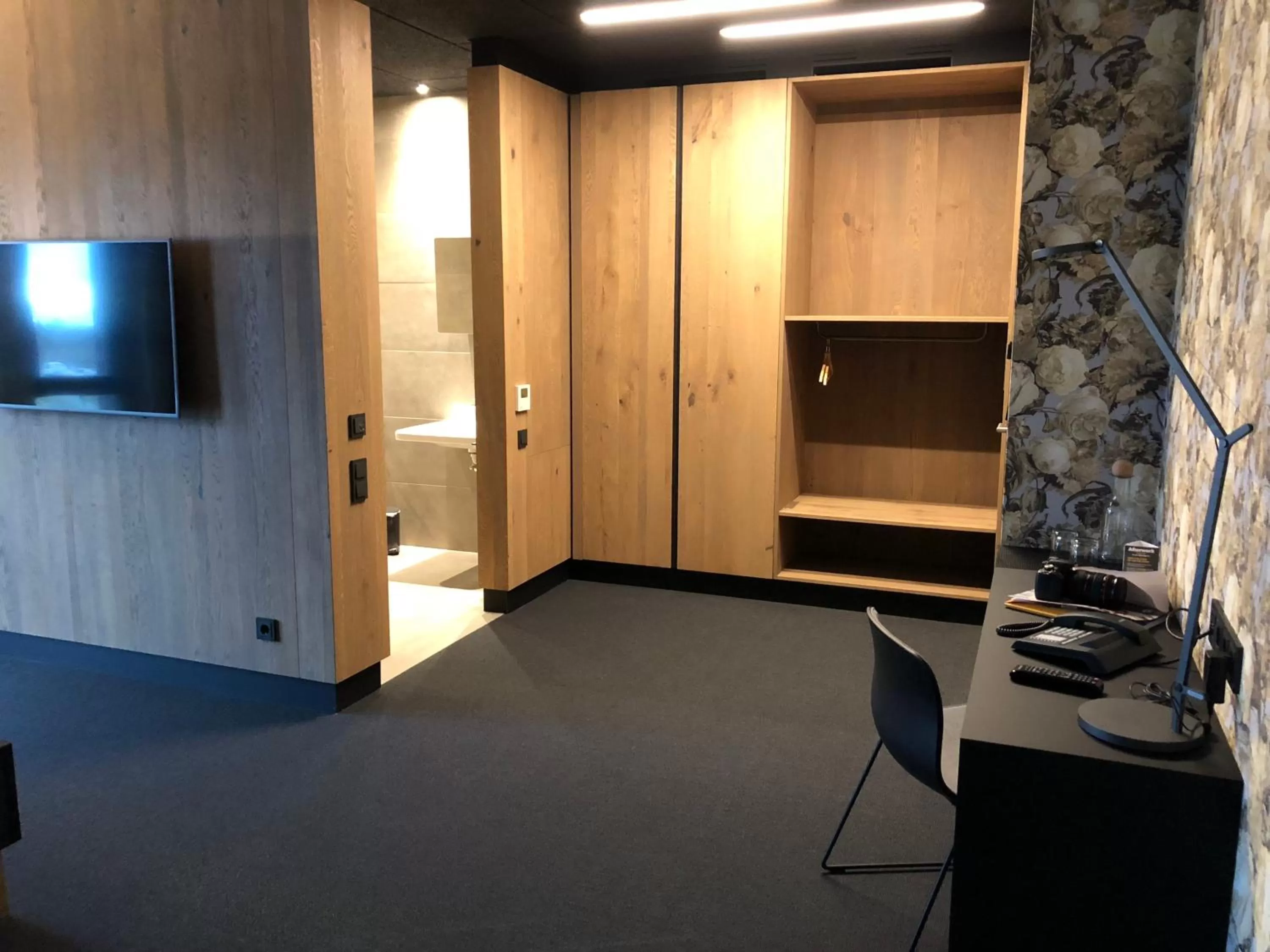 Bathroom, TV/Entertainment Center in bäck stage