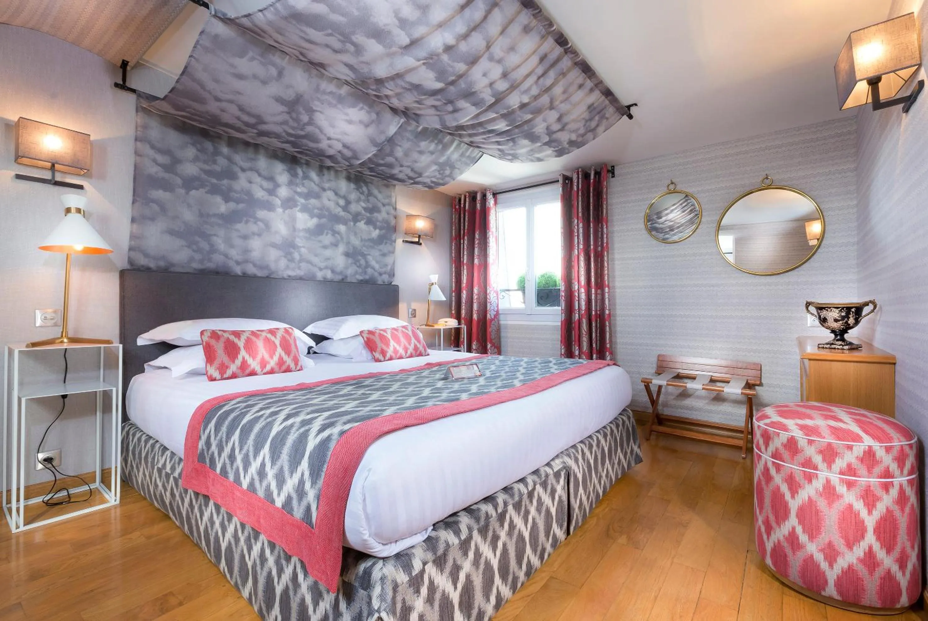 Photo of the whole room, Bed in Dauphine Saint Germain