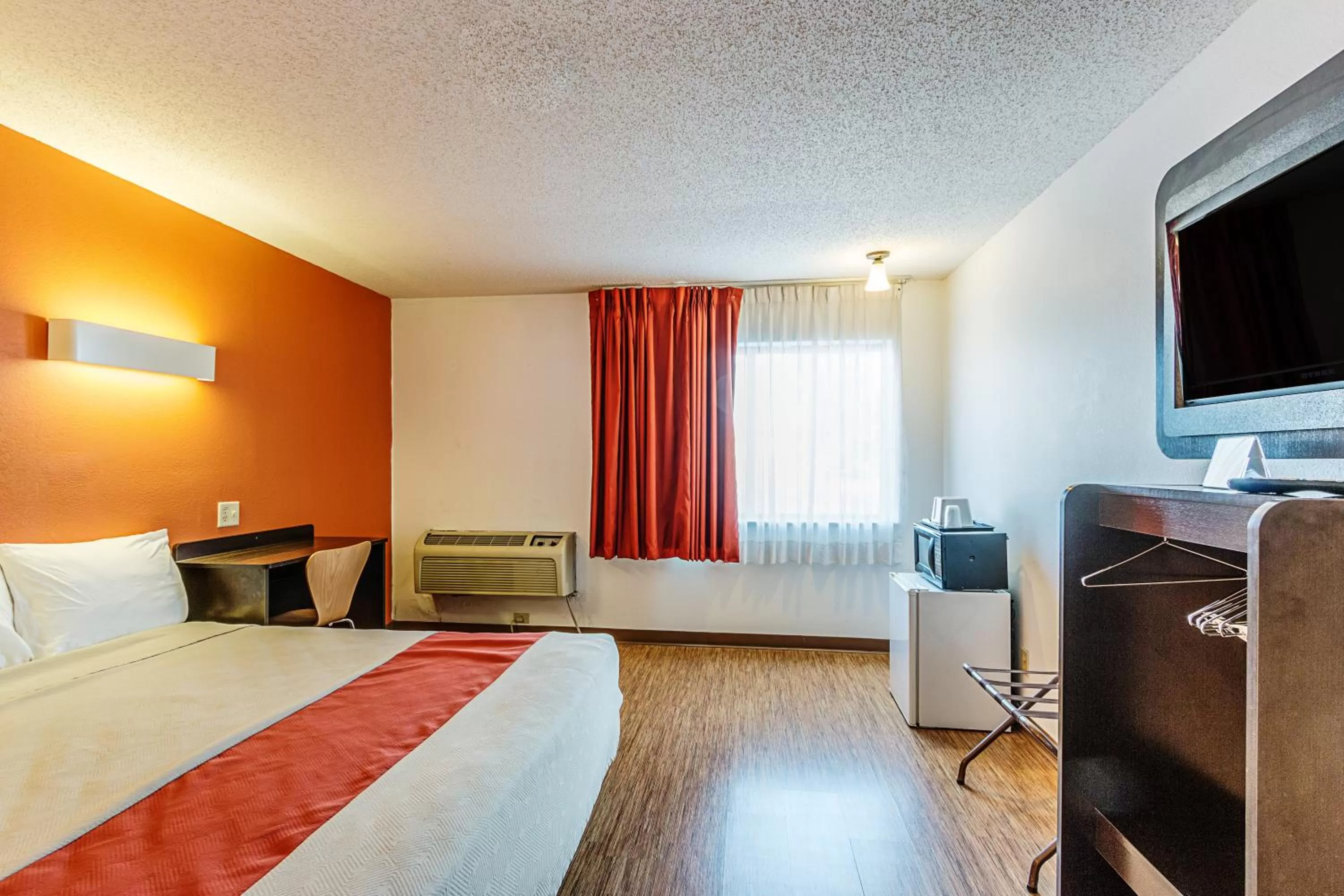 Bedroom, Bed in Motel 6-Wisconsin Rapids, WI