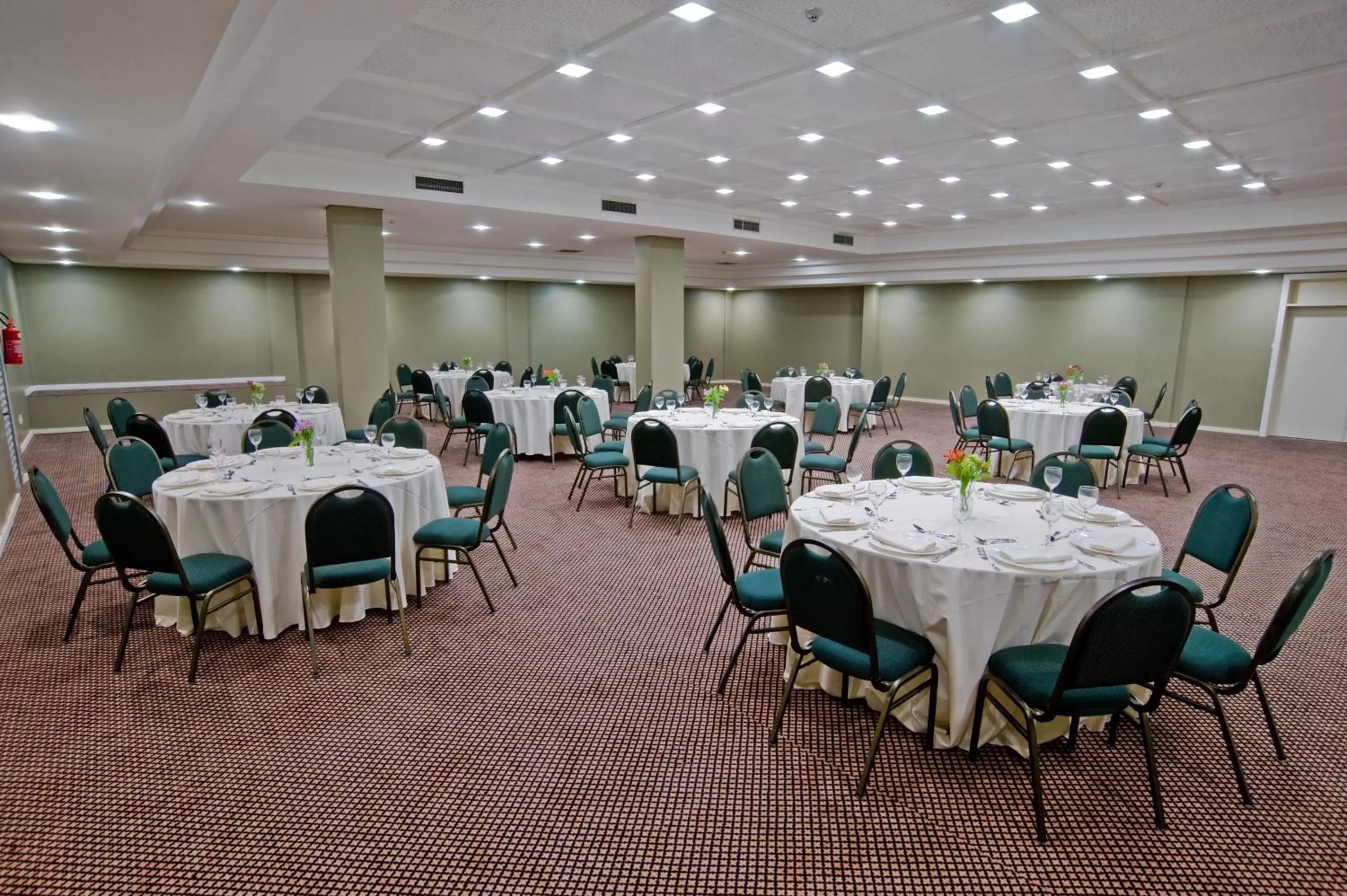 Business facilities in Wyndham Golden Foz Suítes