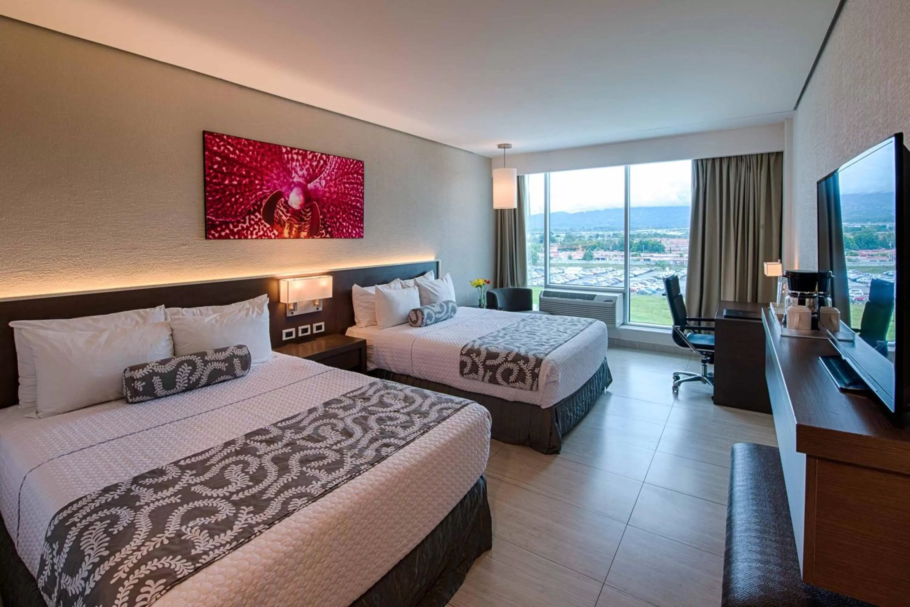 Photo of the whole room, Bed in Crowne Plaza Airport by IHG