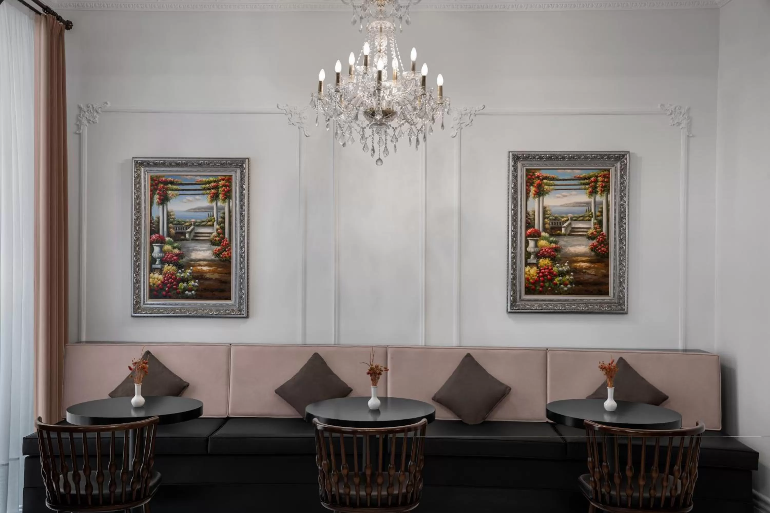 Lounge or bar in AKKA Lush Hotel Taksim