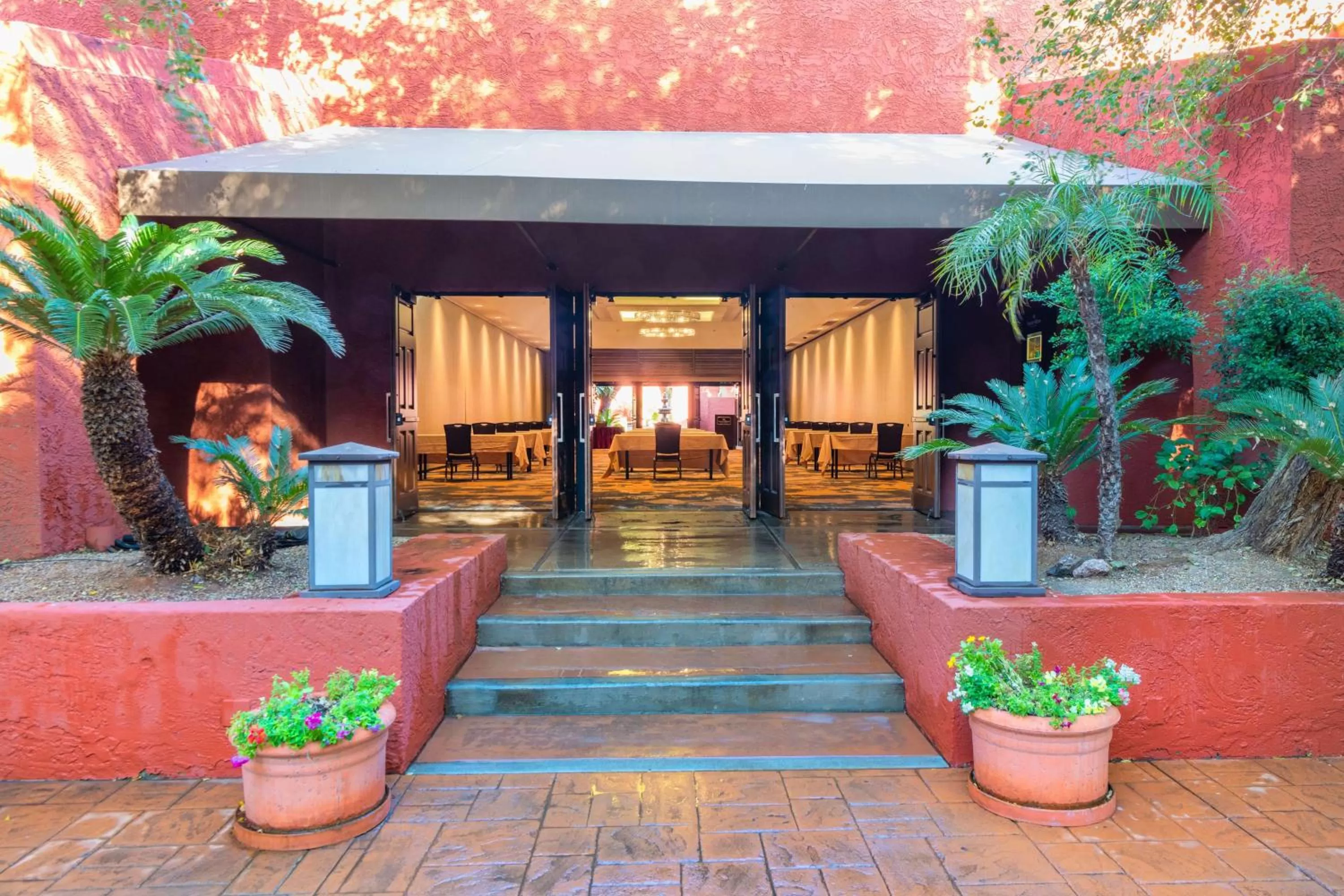 Property building in Hilton Phoenix Resort at the Peak