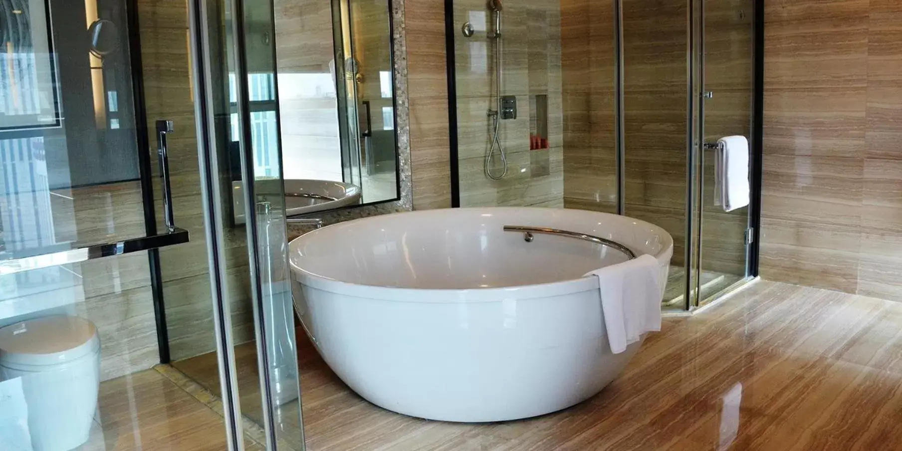 One-Bedroom Apartment with King Bed and Lake View in Crowne Plaza Tianjin Meijiangnan by IHG One-Bedroom Apartment with King Bed and Lake View in Crowne Plaza Tianjin Meijiangnan by IHG