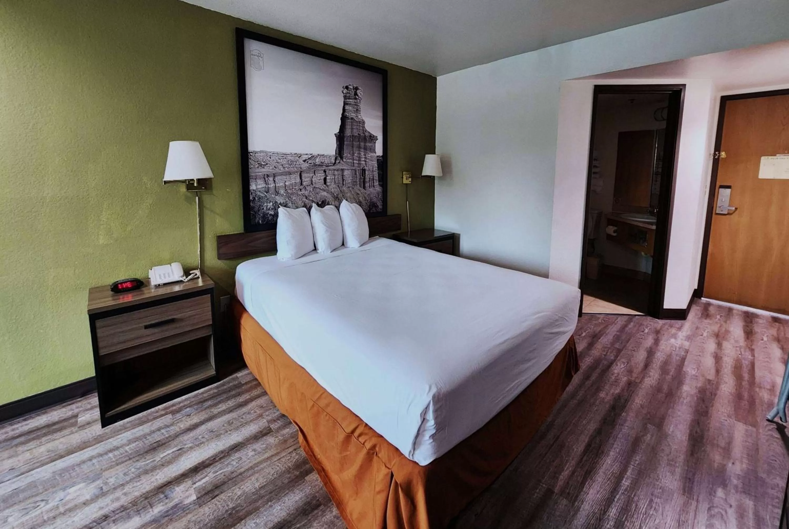 Queen Room with Bath Tub - Mobility/Hearing Accessible - Non-Smoking in Super 8 by Wyndham Austin North/University Area